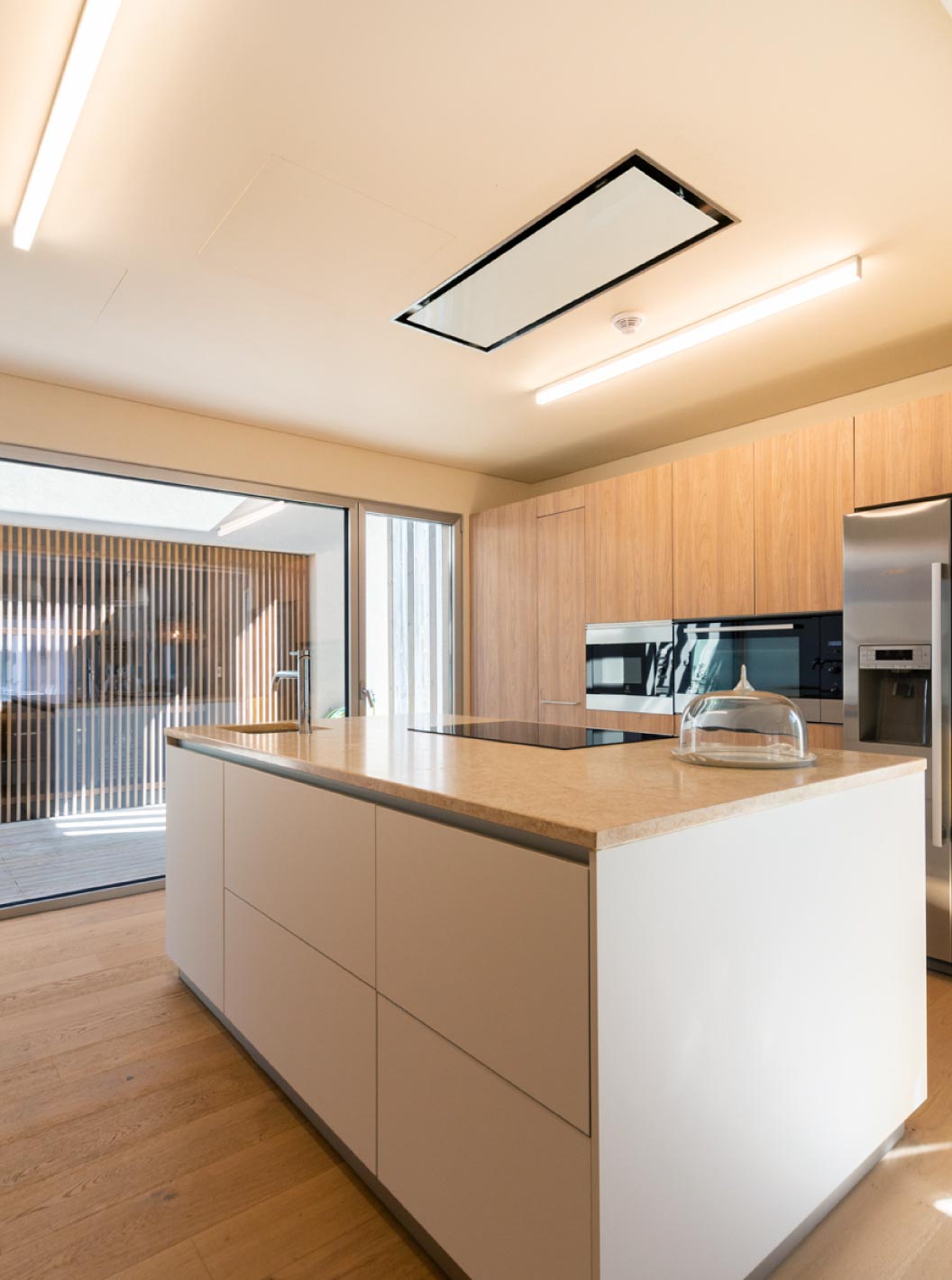La villa exclusiva con piscina del Pestana Tróia Eco Resort tiene una cocina equipada, armarios de madera y una isla central