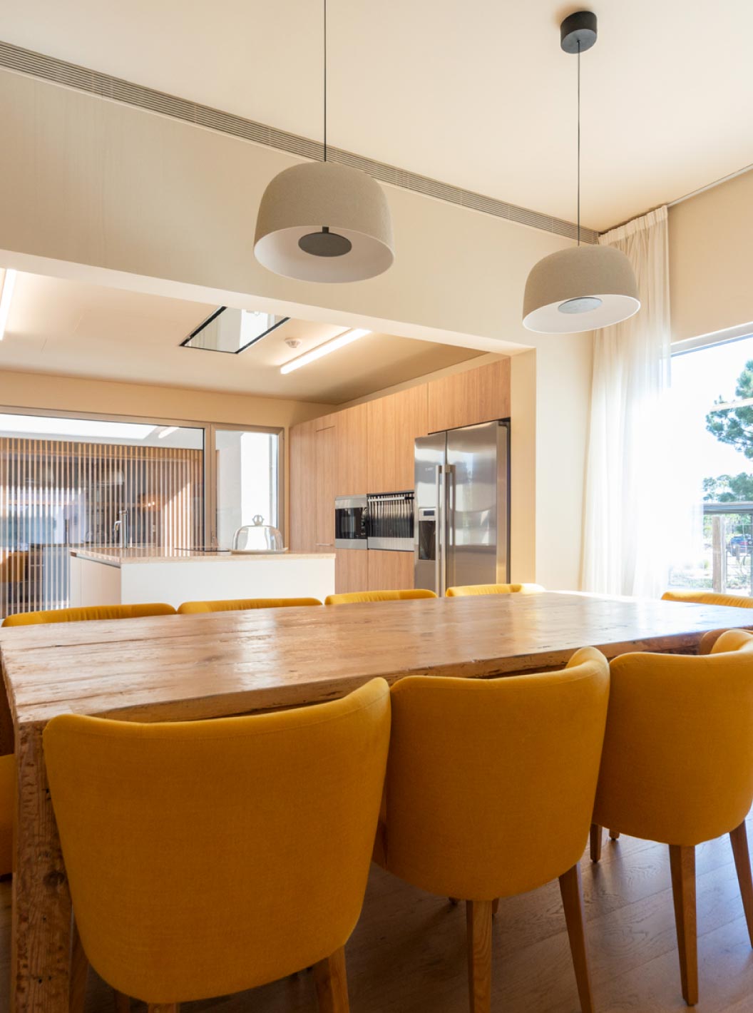 La villa exclusiva con piscina del Pestana Tróia Eco Resort tiene una sala de estar con mesa de comedor de madera y sillas