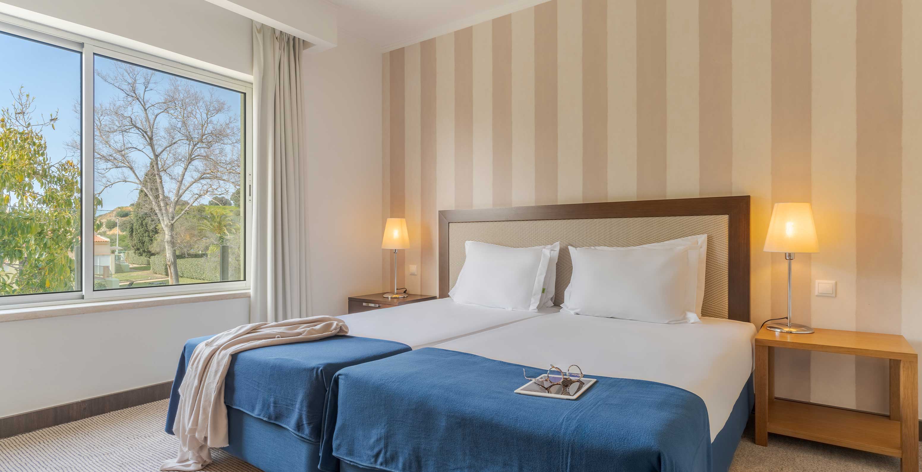 El Apartamento T1 Vista Jardín del Pestana Alvor Beach Villas tiene dos camas individuales y pared con rayas