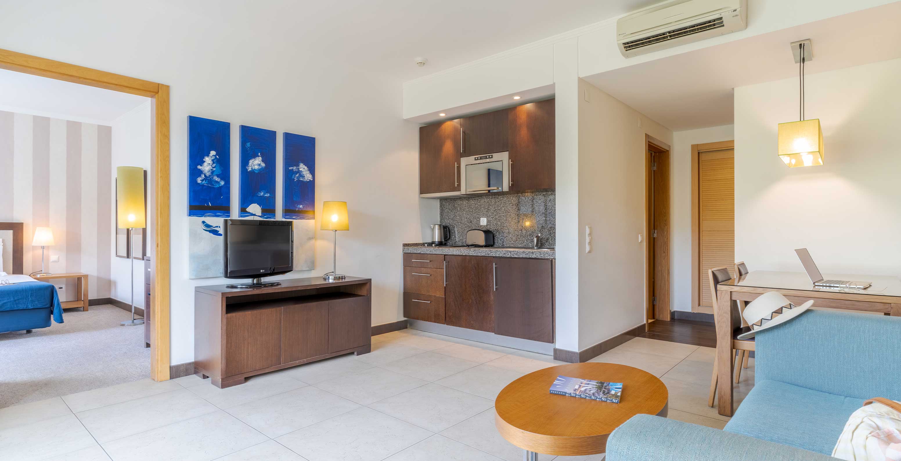 El Apartamento T1 Vista Jardín del Pestana Alvor Beach Villas tiene sala con televisión, sofá y kitchenette
