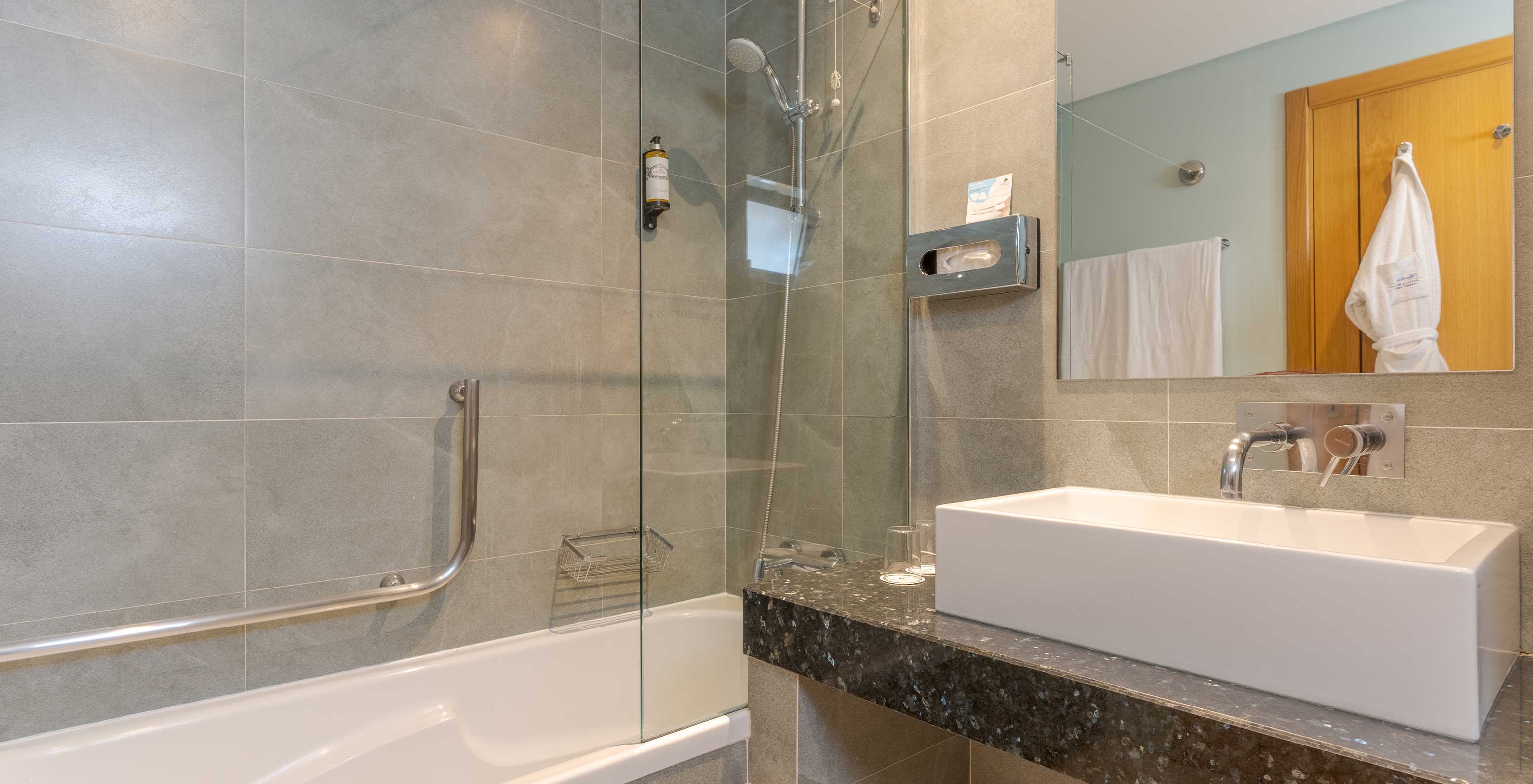 El Apartamento T1 Vista Mar del Pestana Alvor Beach Villas tiene baño con bañera, ducha y lavabo con espejo