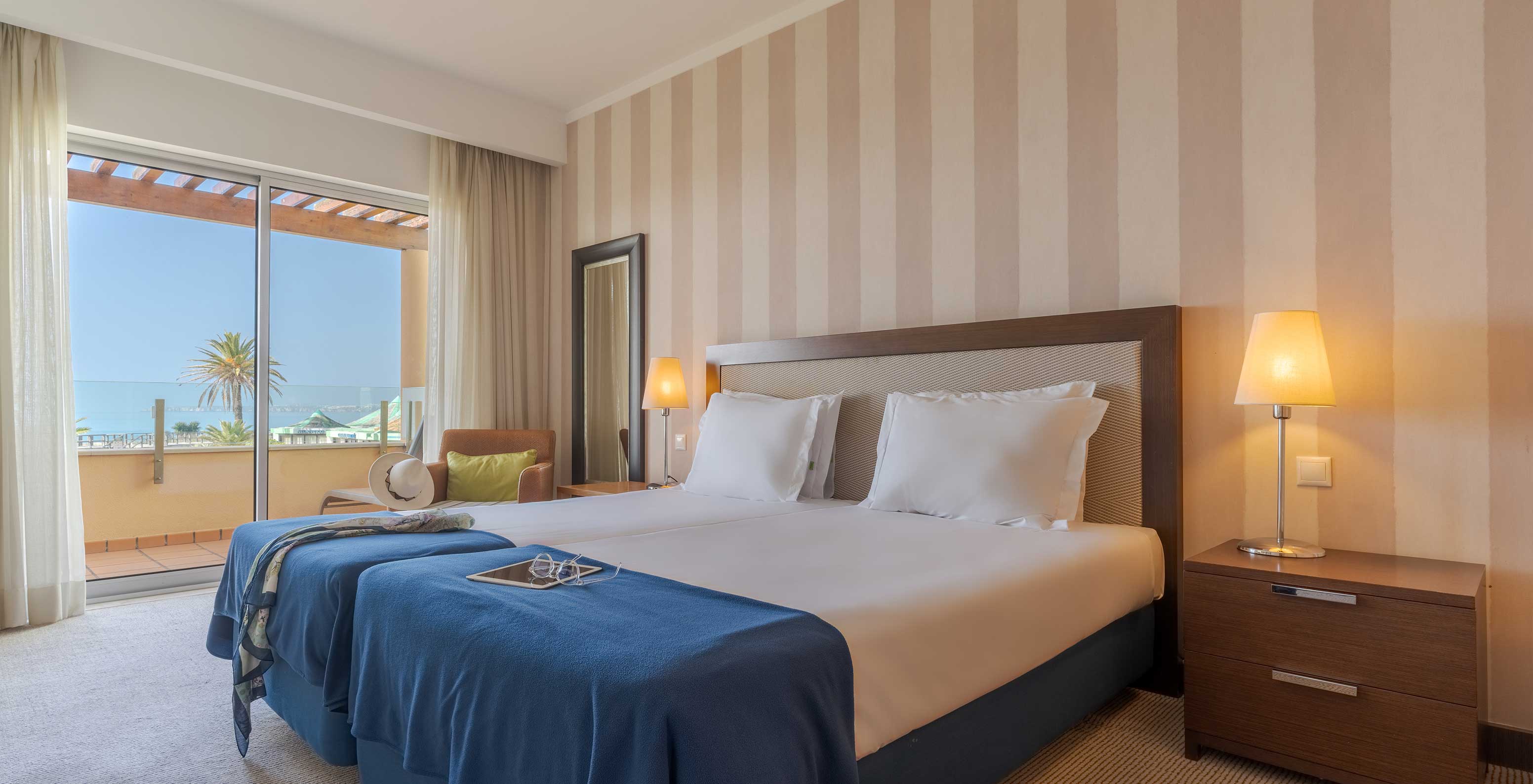 El Apartamento T1 Vista Mar del Pestana Alvor Beach Villas tiene habitación con cama doble, poltrona y espejo