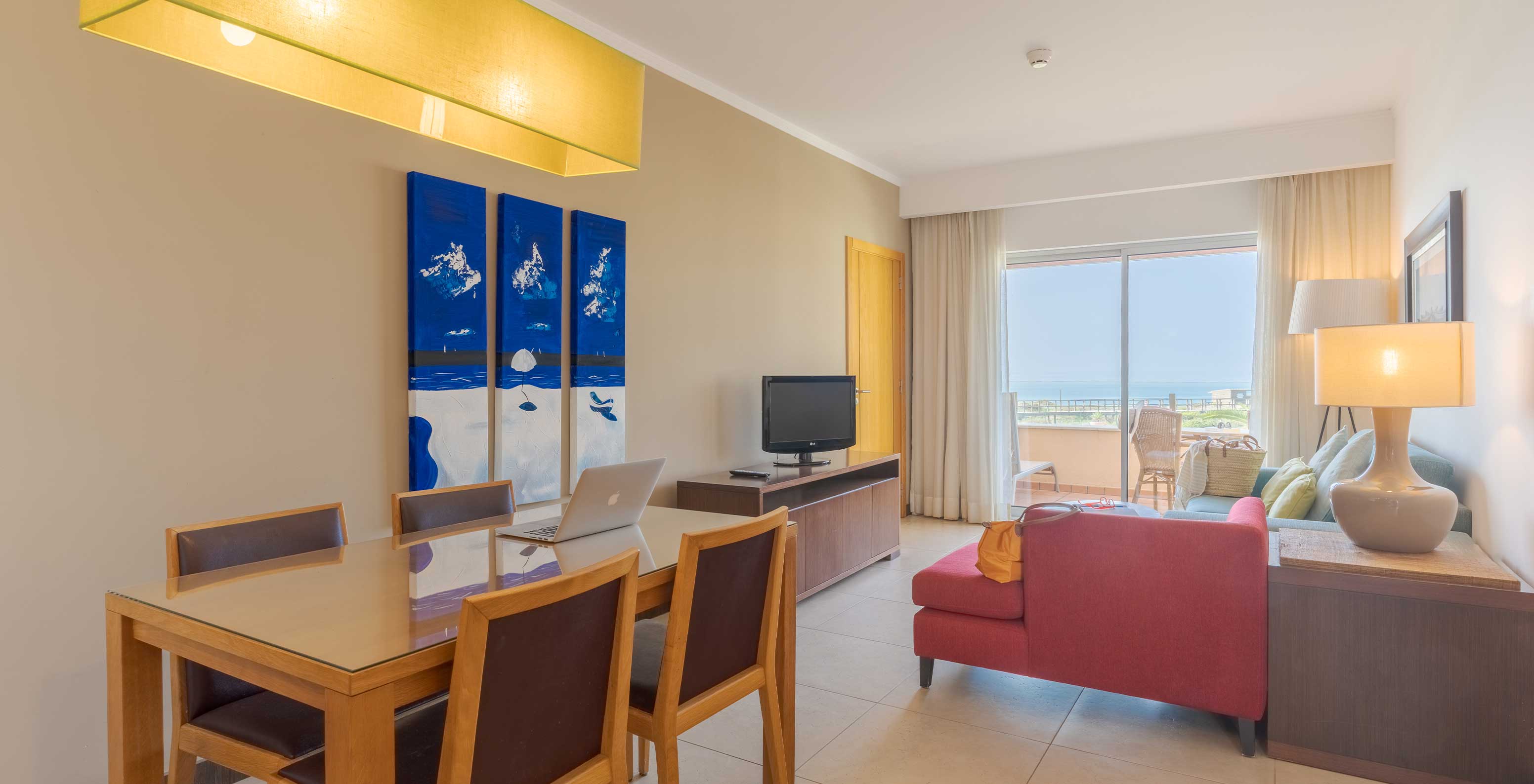El Apartamento T1 Vista Mar del Pestana Alvor Beach Villas tiene sala con mesa, sillas, televisión y balcón con vista mar
