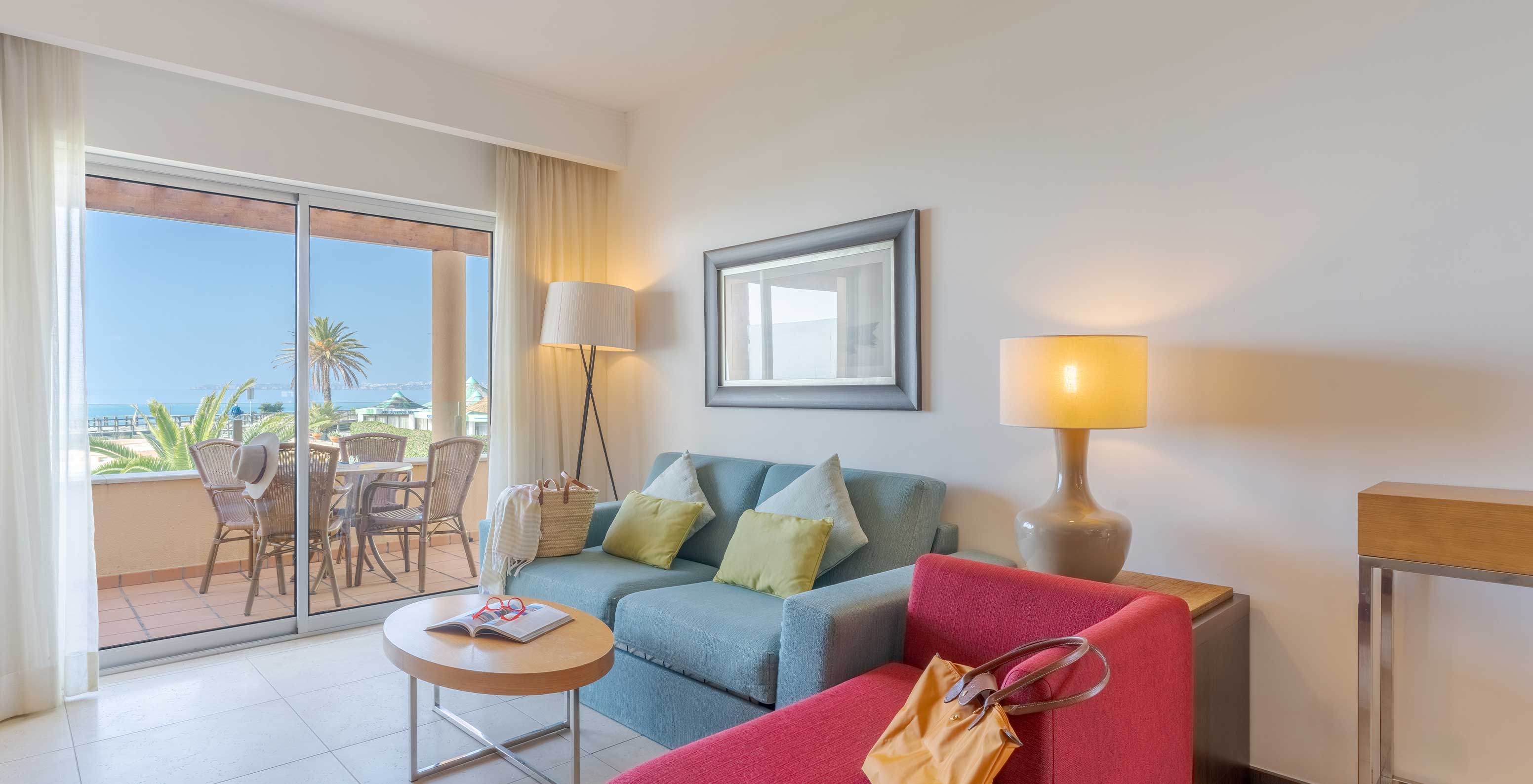 El Apartamento T1 Vista Mar del Pestana Alvor Beach Villas tiene área de estar con dos sofás, mesa de centro y balcón