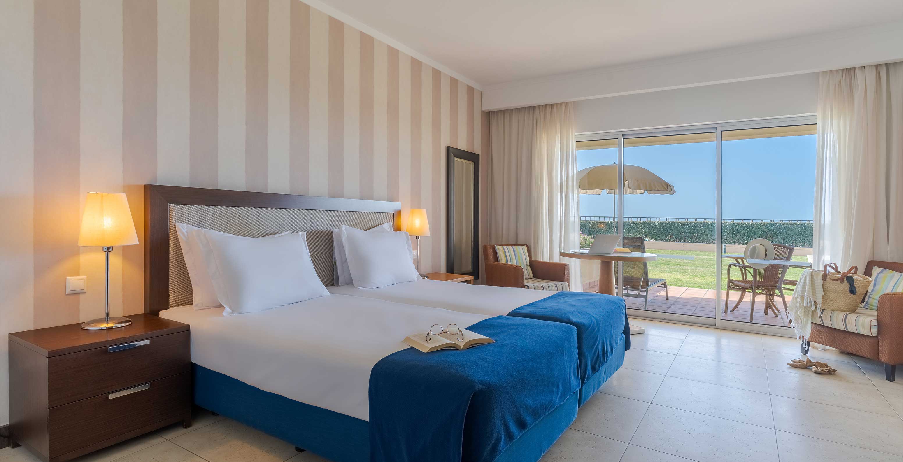 El Estudio Vista Jardín del Pestana Alvor Beach Villas tiene dos camas individuales, poltrona y balcón con vista jardín