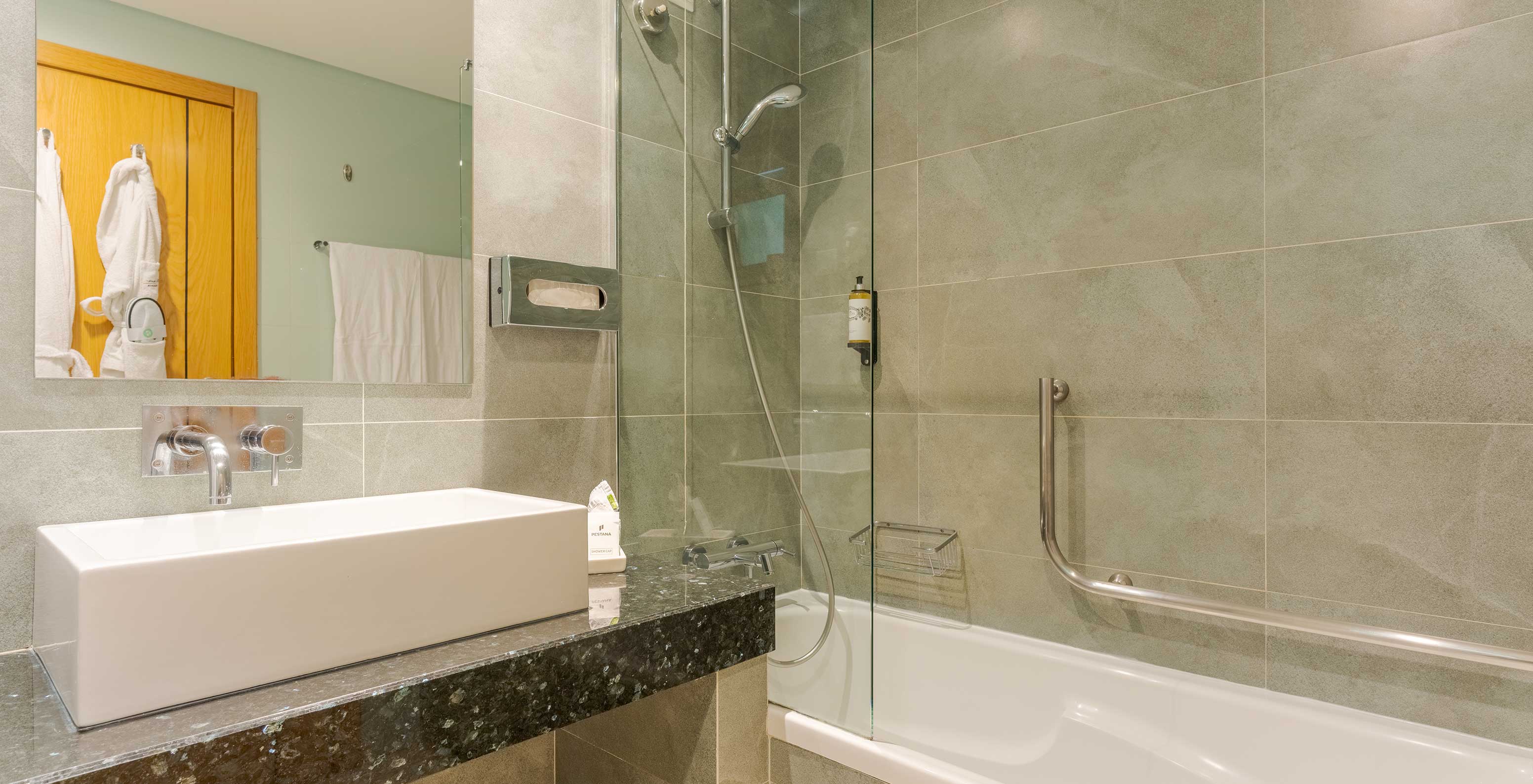 El Estudio Vista Jardín del Pestana Alvor Beach Villas tiene baño con bañera, ducha y lavabo con espejo