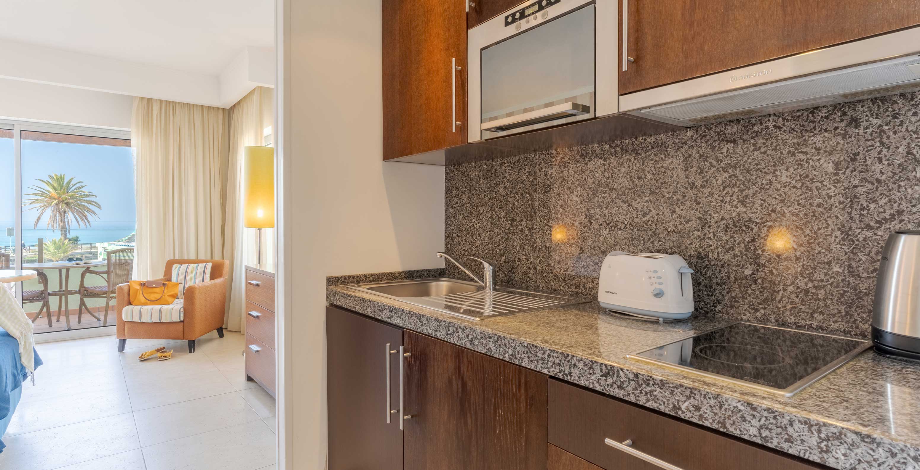 El Estudio Vista Mar del Pestana Alvor Beach Villas tiene cocina con armarios, fregadero, pequeño horno y tostadora