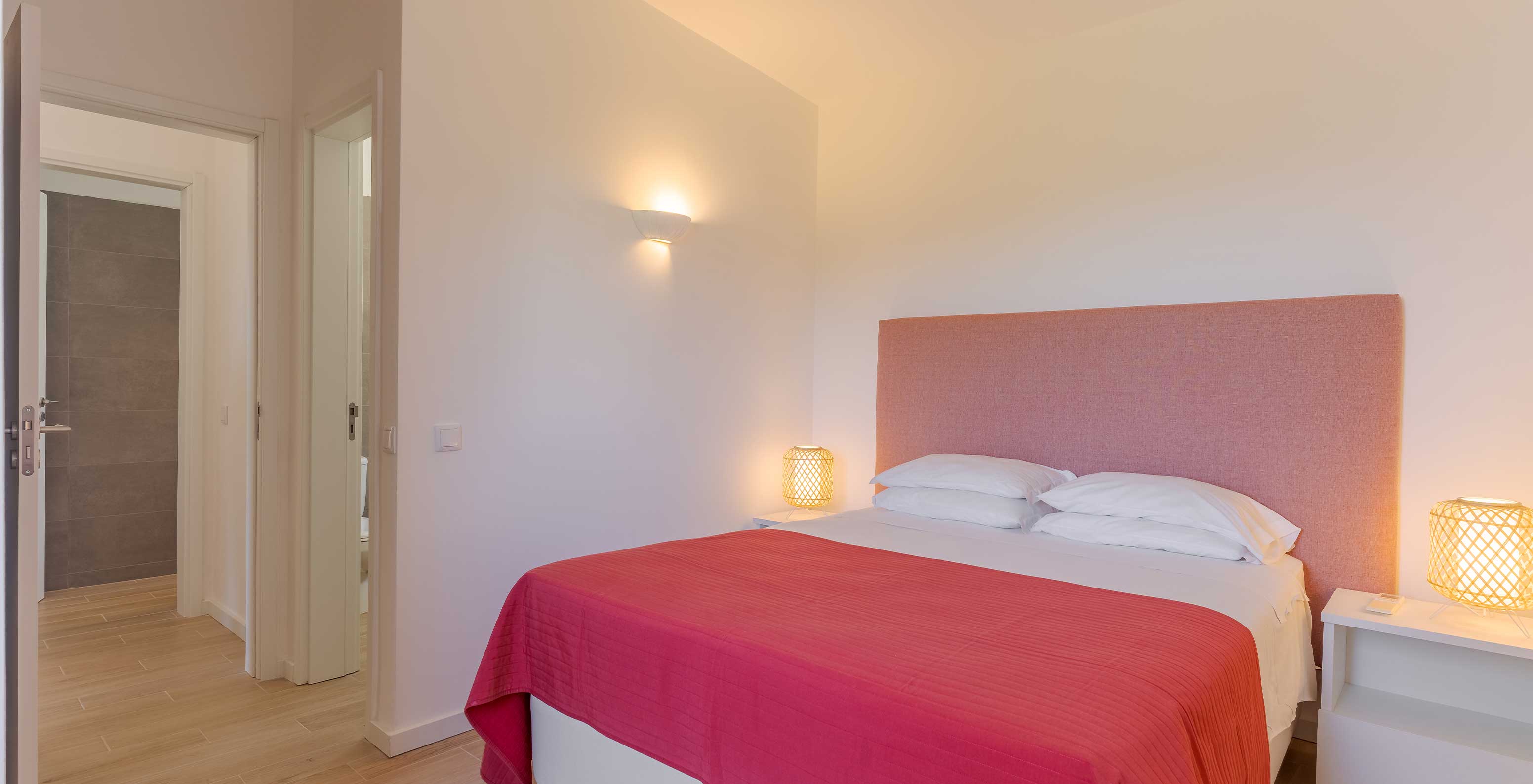La Villa 2 Habitaciones Vista Jardín del Pestana Alvor Beach Villas tiene habitación con cama matrimonial y mesita de noche