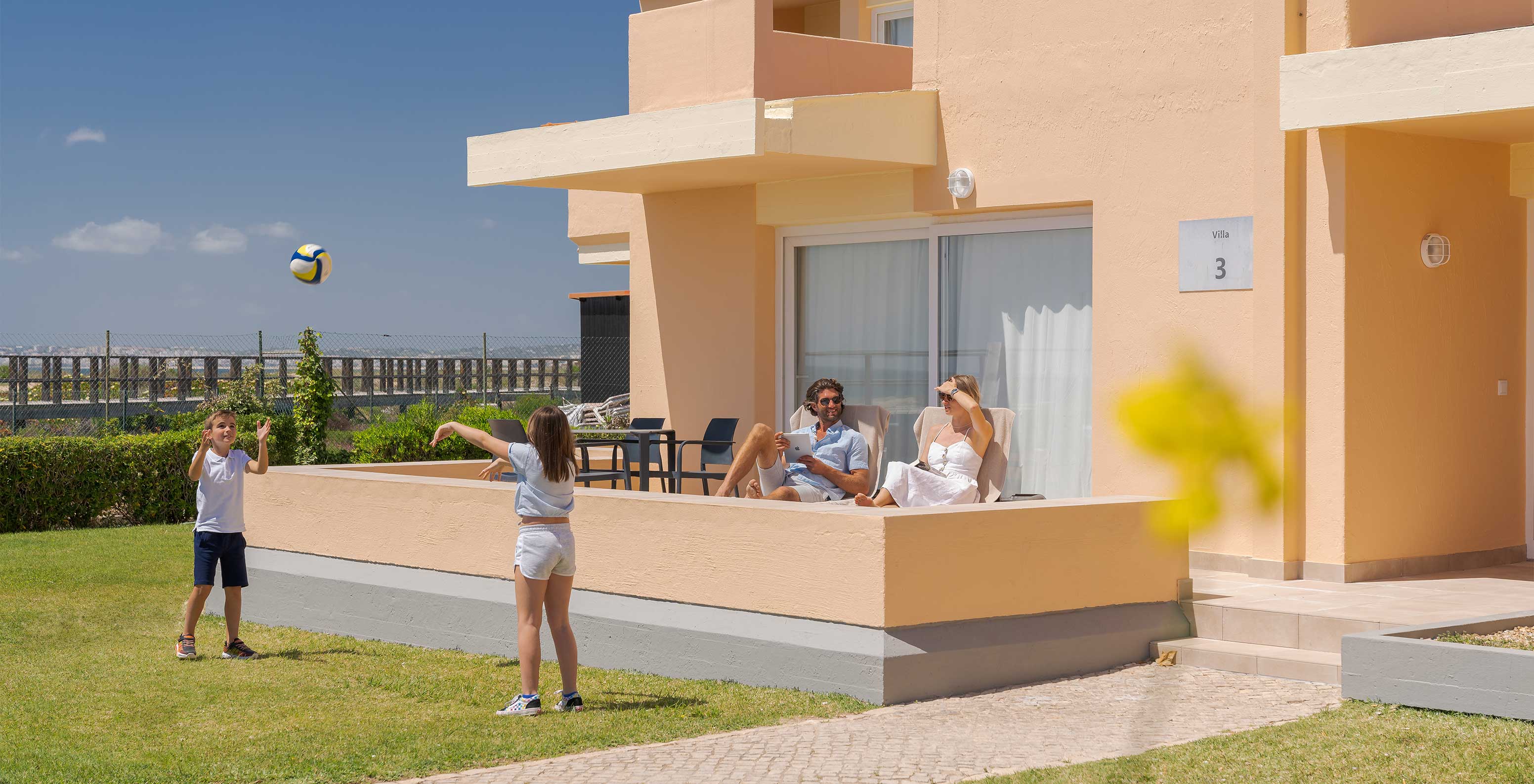 La Villa 2 Habitaciones Vista Jardín del Pestana Alvor Beach Villas tiene balcón y espacio exterior para la familia