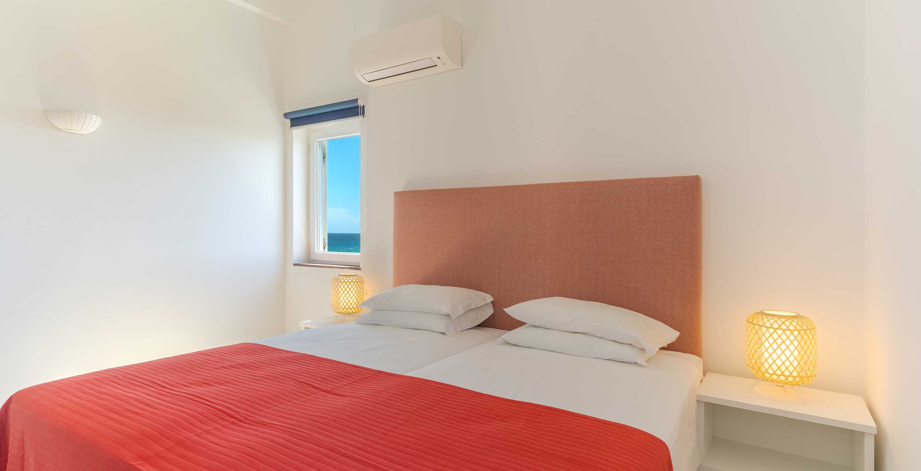 La Villa 3 Habitaciones Premium Vista Mar del Pestana Alvor Beach Villas tiene habitación con dos camas y aire acondicionado