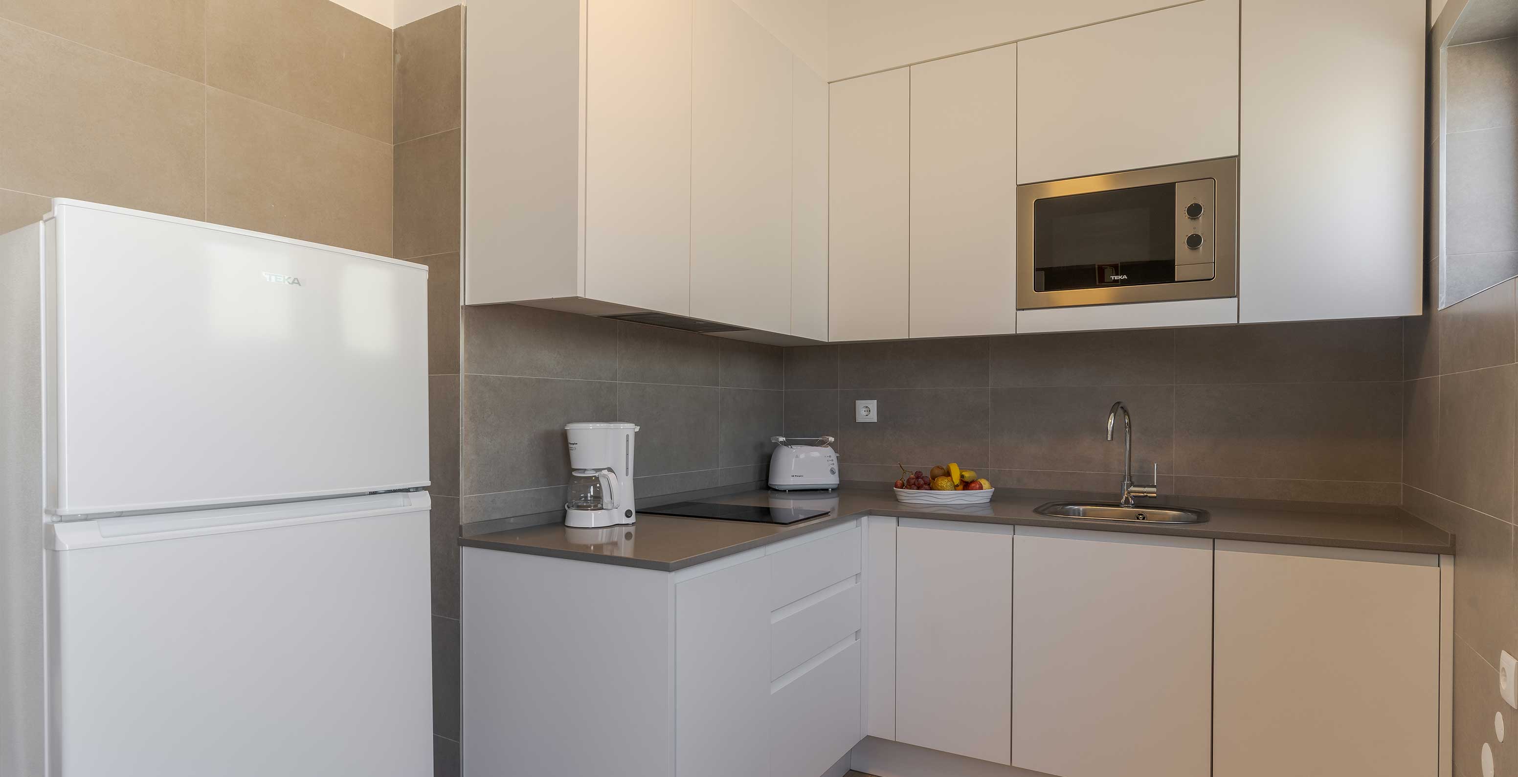 La Villa 3 Habitaciones Premium Vista Mar del Pestana Alvor Beach Villas tiene cocina con frigorífico, estufa y microondas