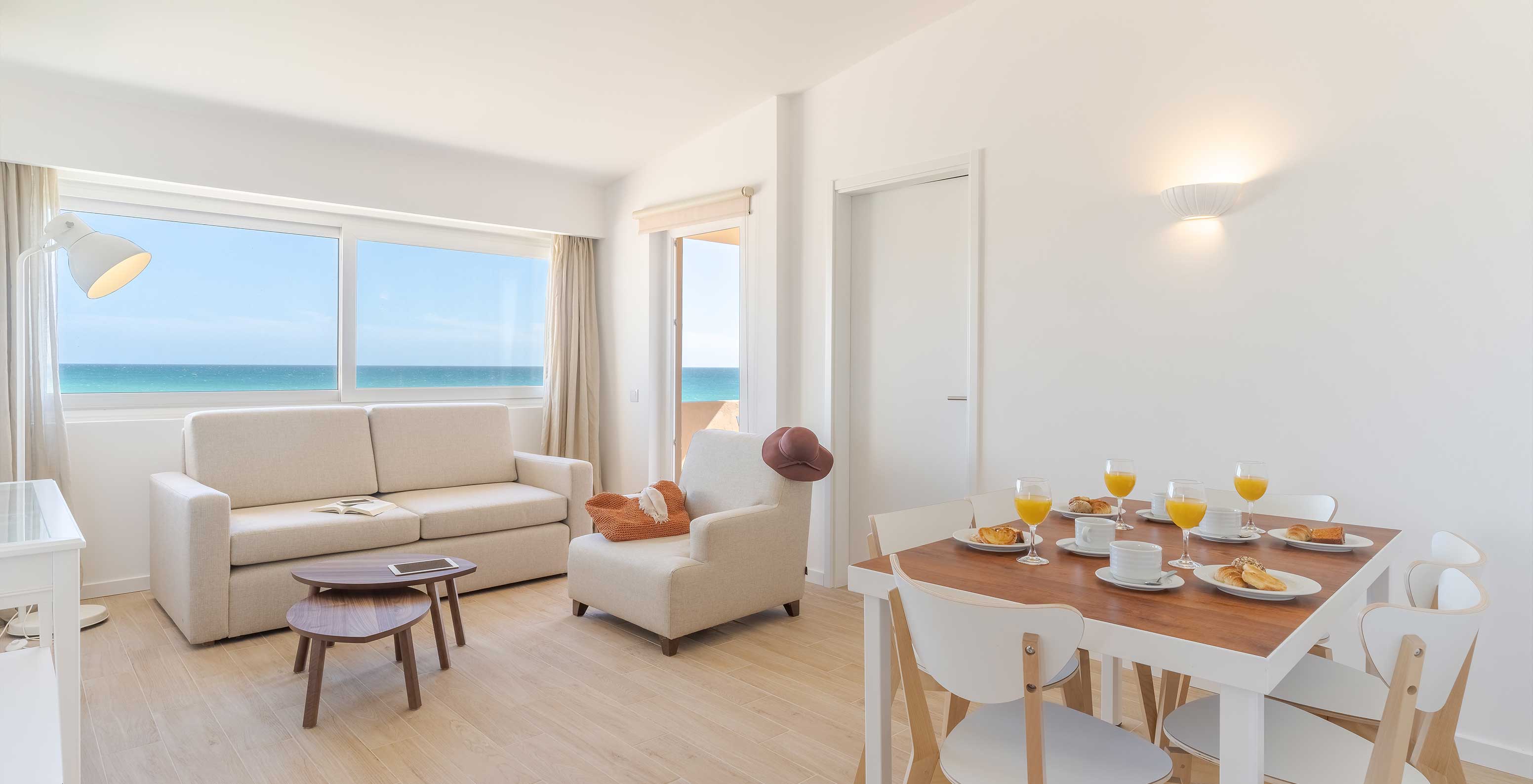La Villa 3 Habitaciones Premium Vista Mar del Pestana Alvor Beach Villas tiene sala con sofás, mesa y balcón