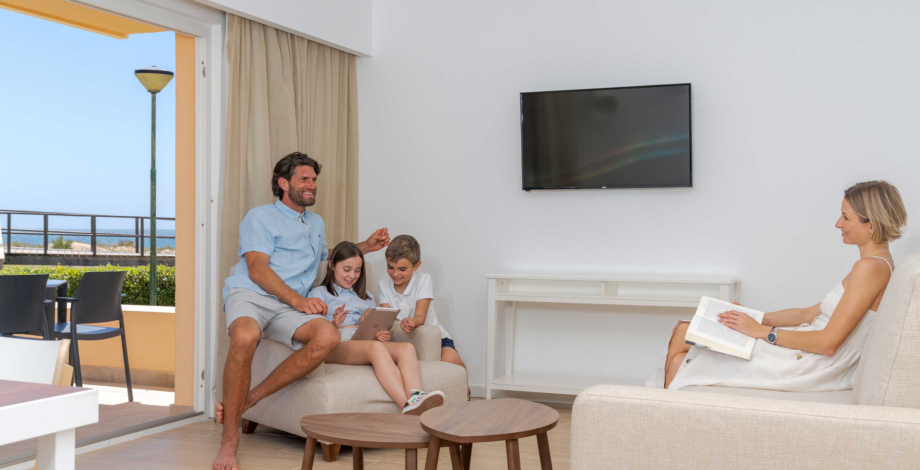Familia disfruta de tiempo de calidad en los sofás del Pestana Alvor Beach Villas