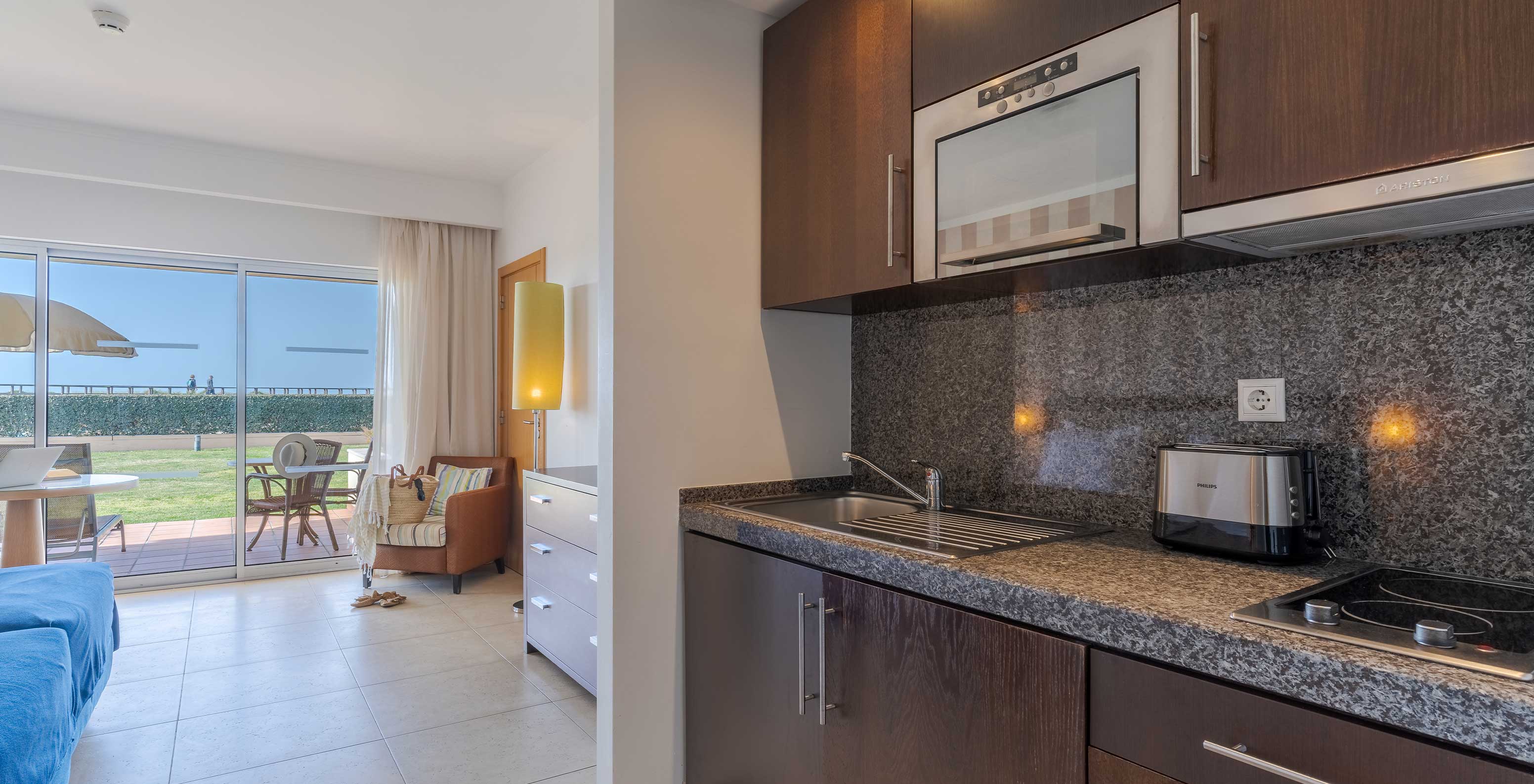 El Estudio Vista Jardín del Pestana Alvor Beach Villas tiene cocina con armarios, fregadero y pequeño horno