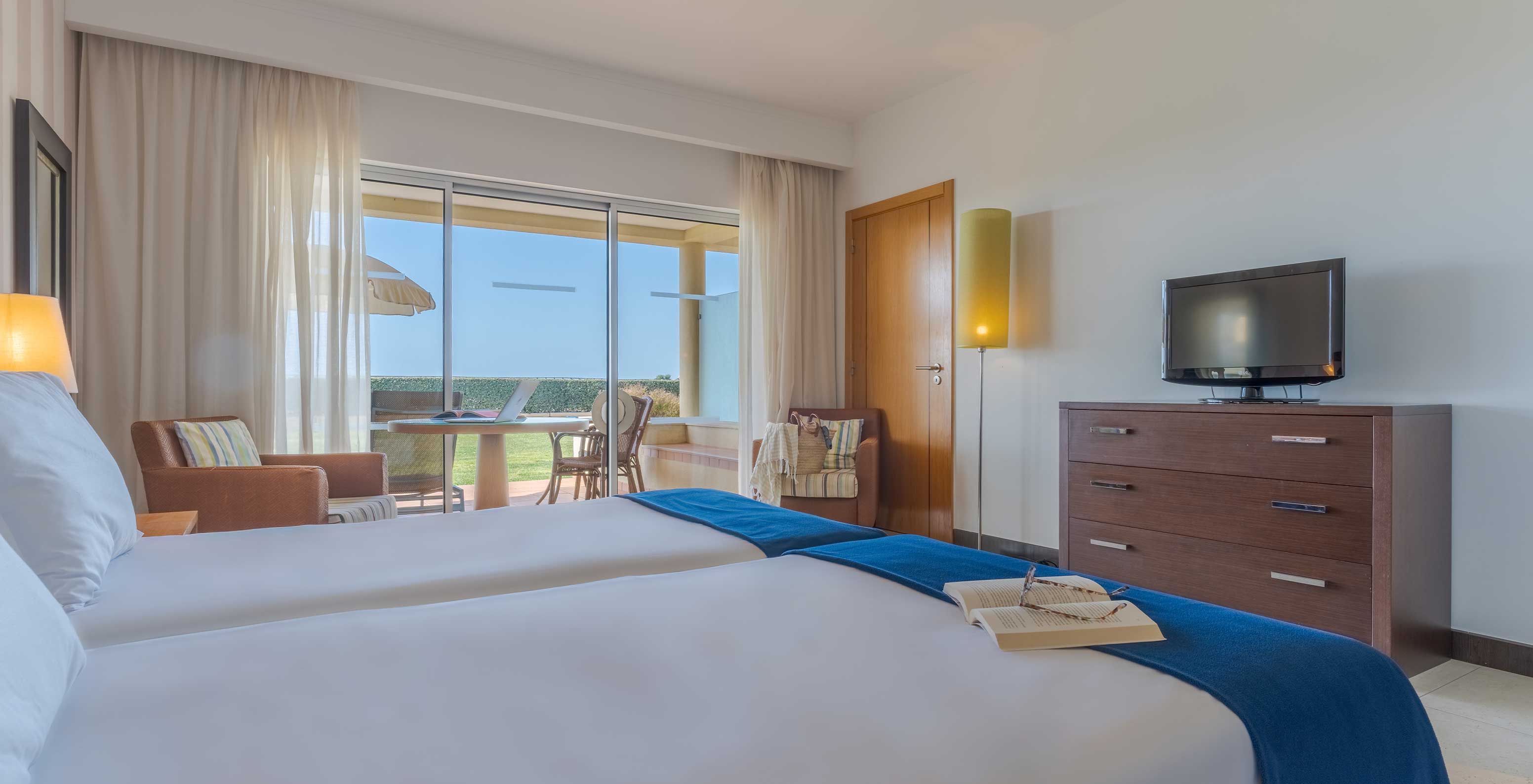 El Estudio Vista Jardín del Pestana Alvor Beach Villas tiene dos camas dobles y balcón con sillas y vista al jardín