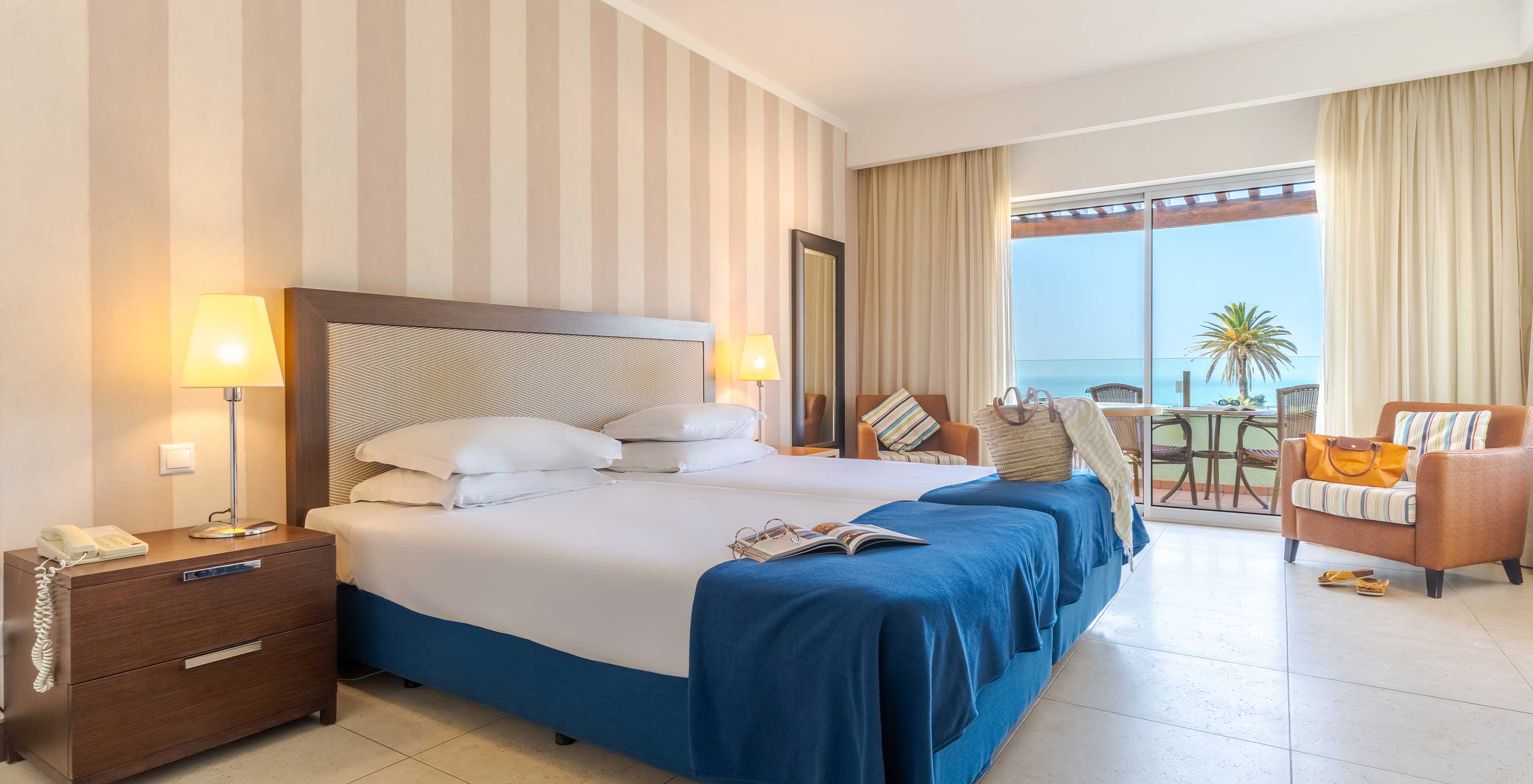 El Estudio Vista Mar del Pestana Alvor Beach Villas tiene dos camas individuales, espejo, poltrona y balcón con vista mar