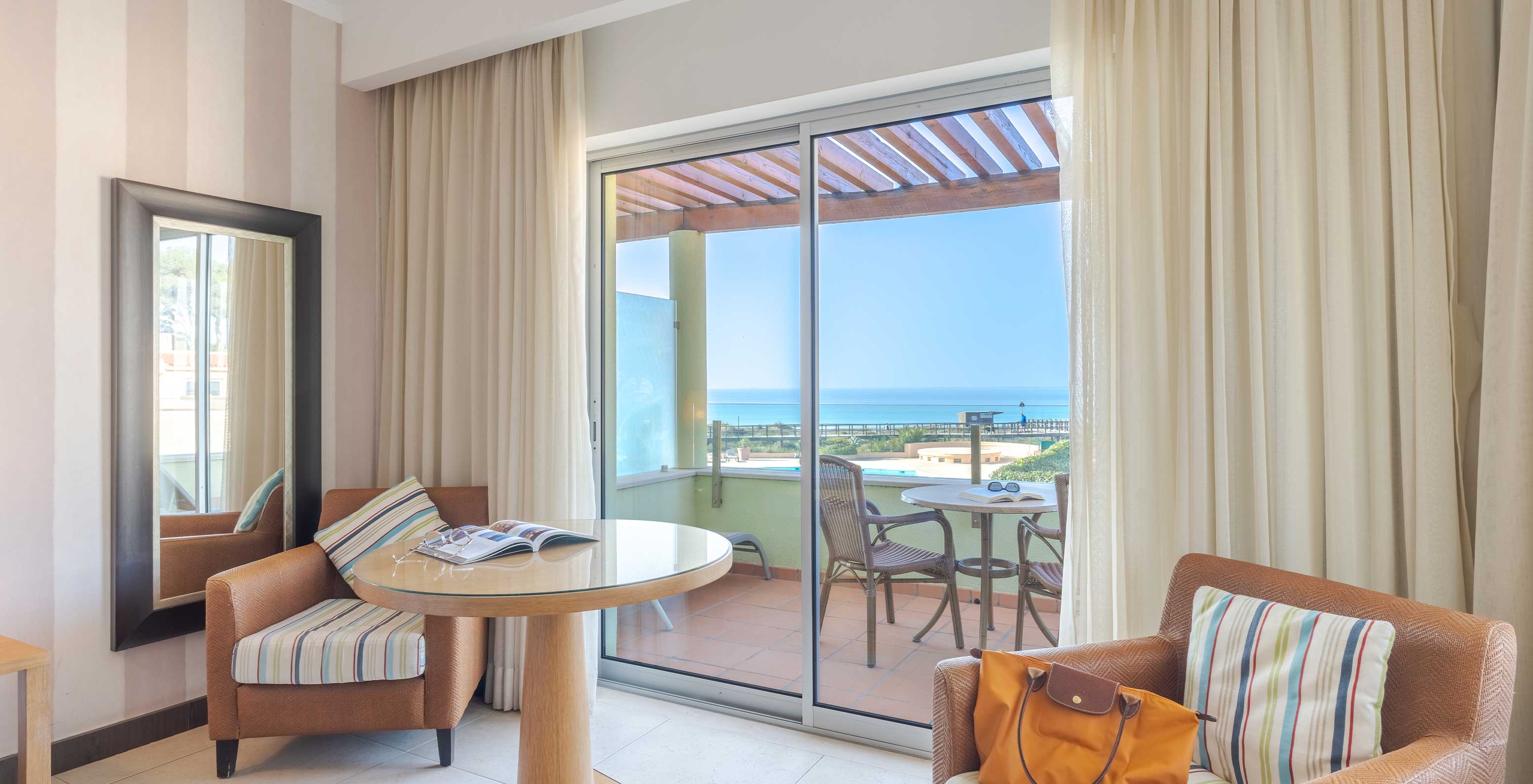 El Estudio Vista Mar del Pestana Alvor Beach Villas tiene mesa, dos poltronas y balcón con vista al mar