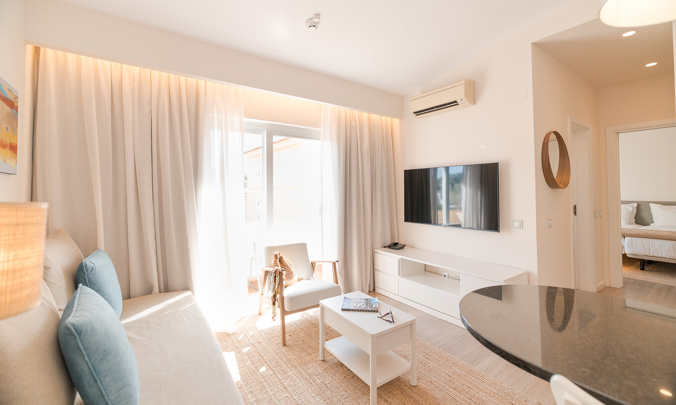 Villa 1 Habitación Vista Jardín en Pestana Alvor Beach Villas tiene una sala con sofá, TV, aire acondicionado y balcón
