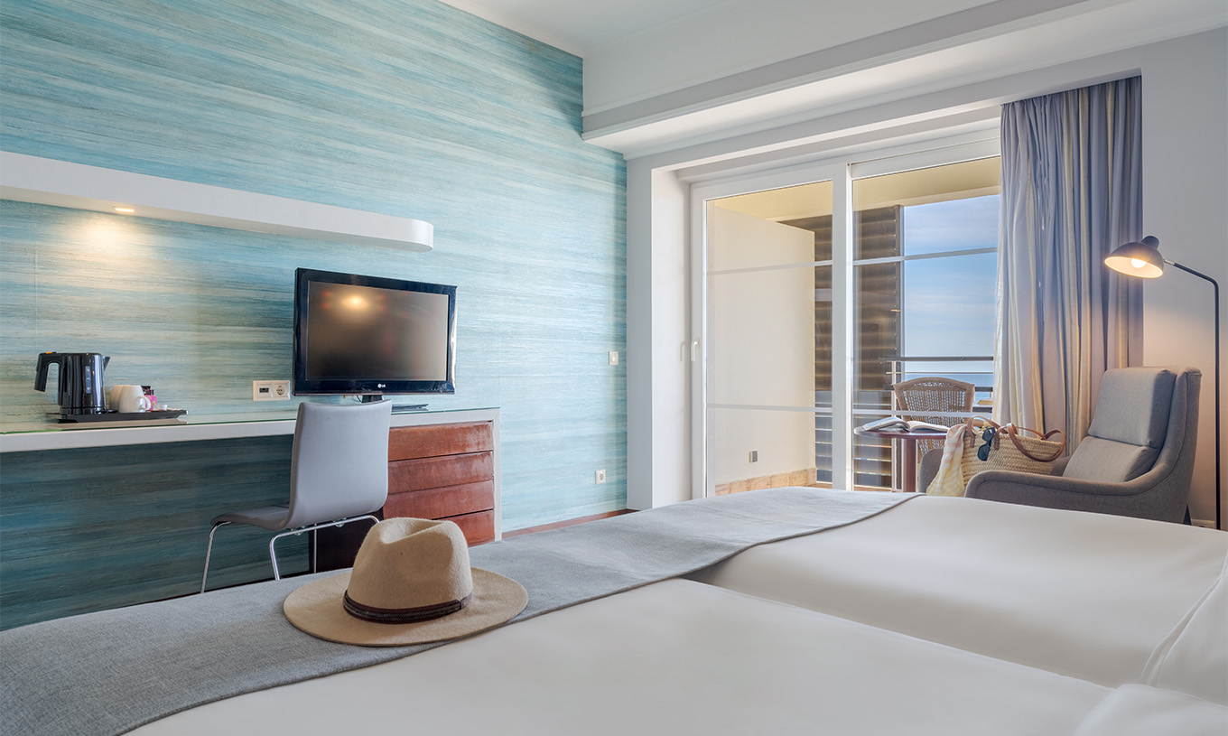 El Superior Vista Mar del Pestana Alvor Praia tiene dos camas juntas con sillón, televisión y terraza con vista al mar