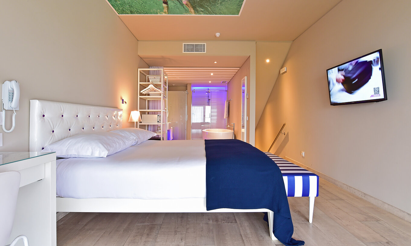 El Deluxe Vista Mar del Pestana Alvor South Beach tiene cama matrimonial con baño en open space