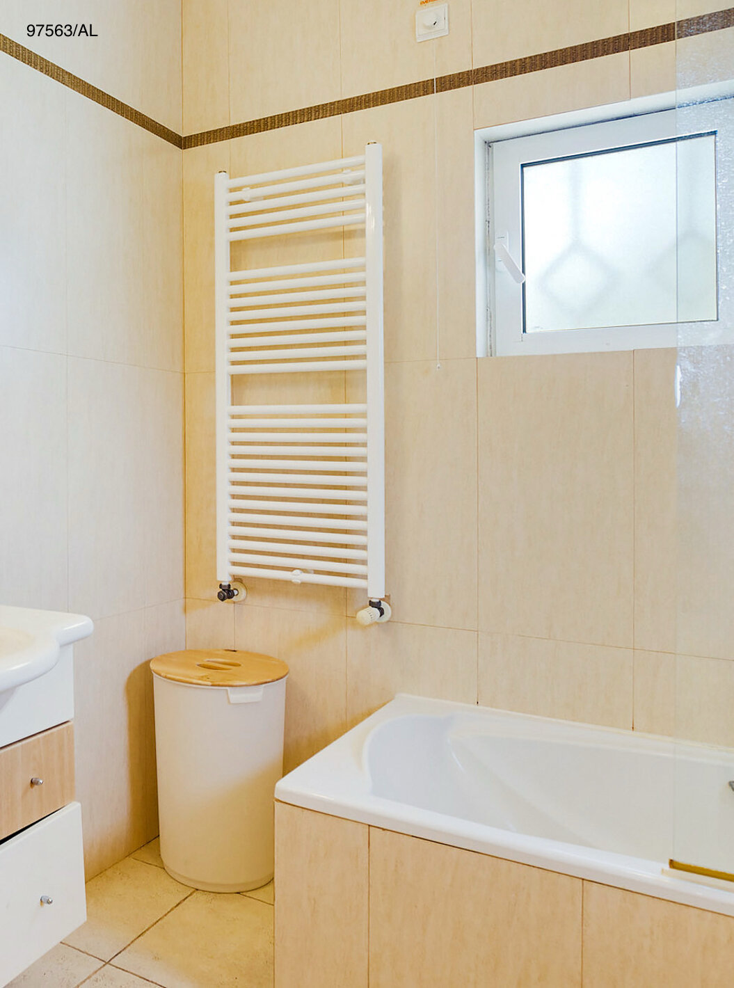 El apartamento Pestana Carvoeiro Golf T3 Superior tiene un baño con dos lavabos, bañera y espejo