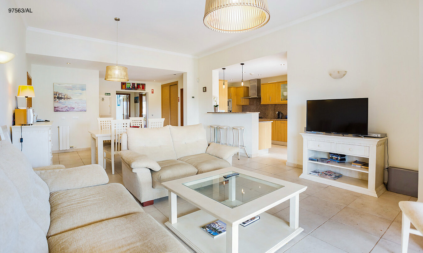 El apartamento Pestana Carvoeiro Golf T3 Superior tiene una sala de estar con dos sofás beige, mesa de café y TV