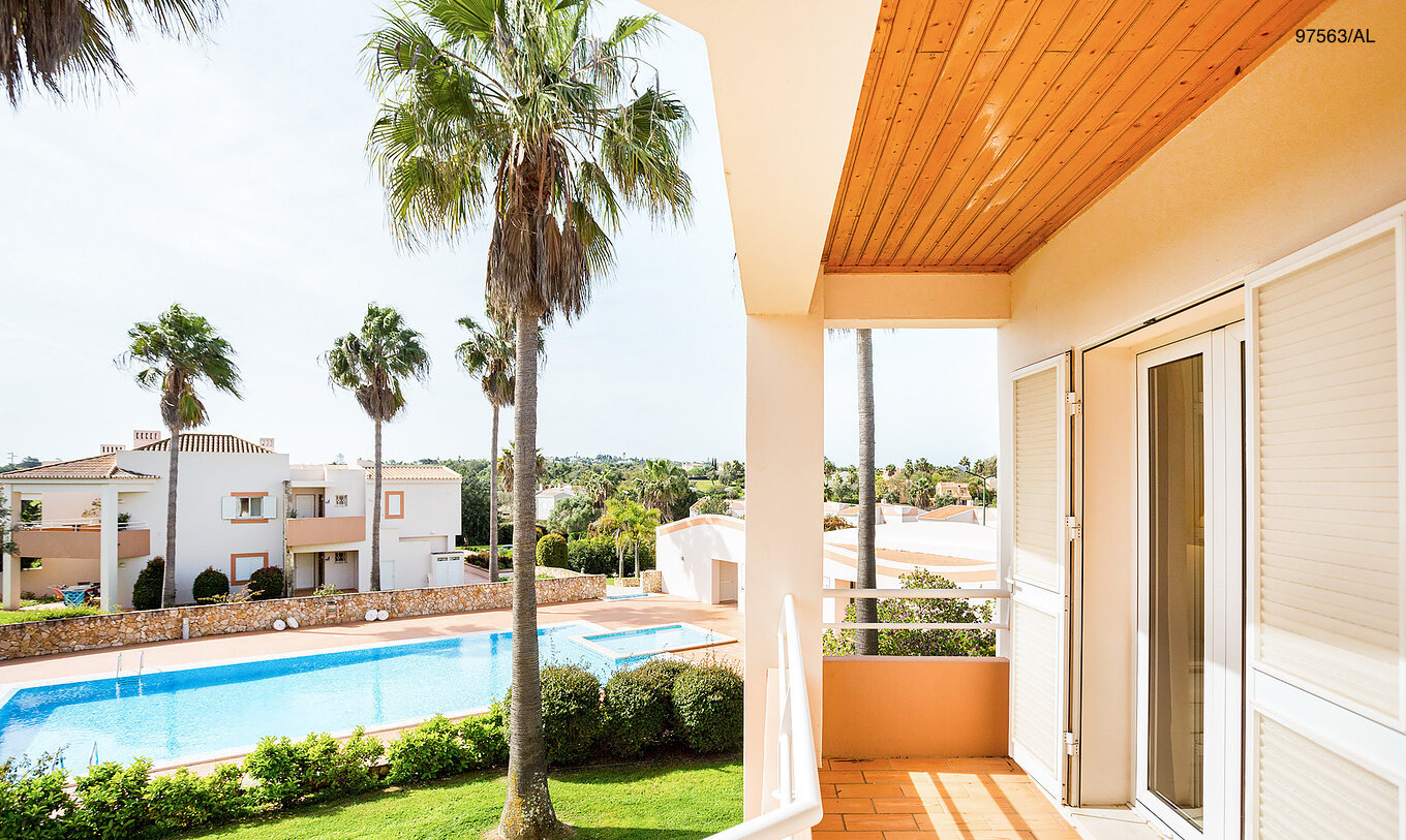 El apartamento Pestana Carvoeiro Golf T3 Superior tiene un balcón con vistas al jardín y a la piscina