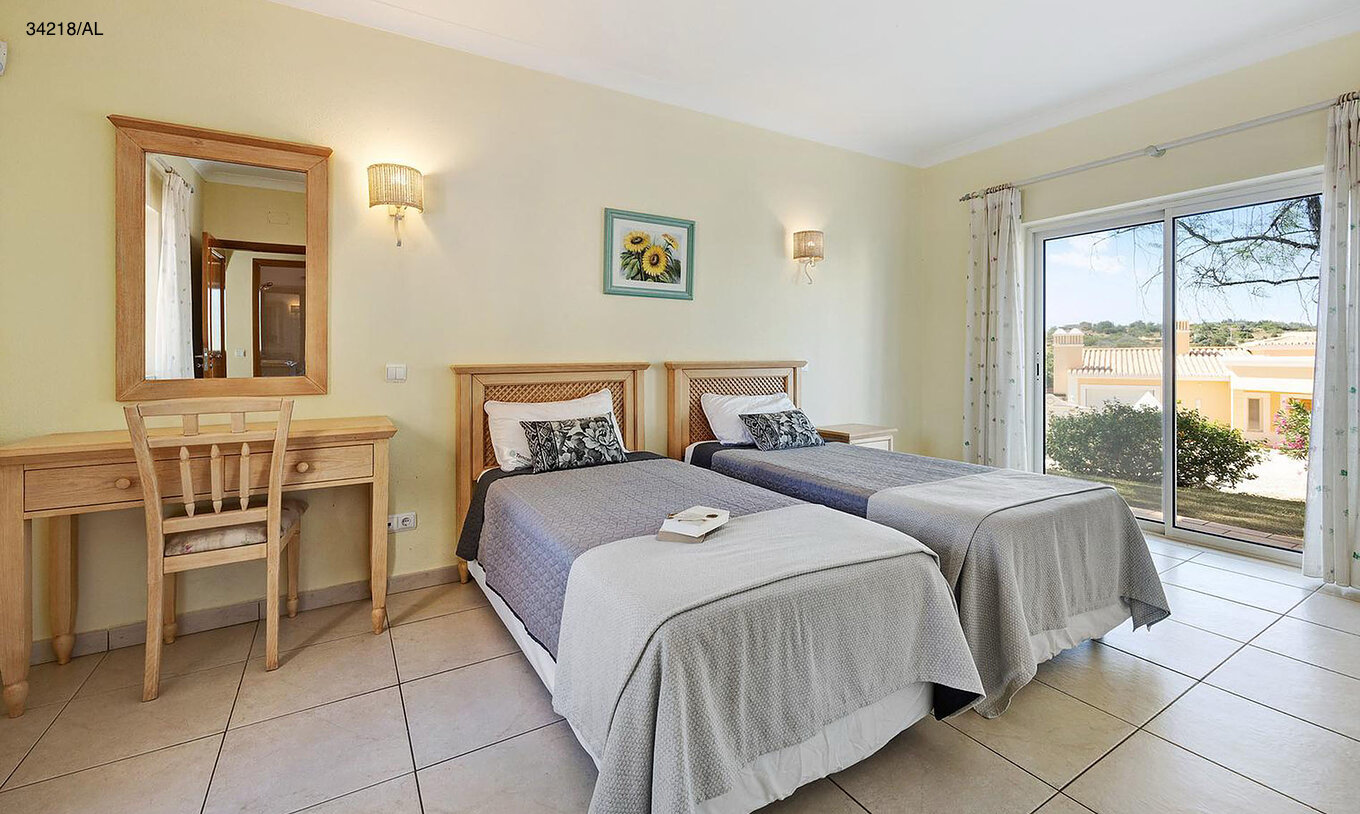 La villa Pestana Carvoeiro Golf V4 Estándar tiene un dormitorio con dos camas individuales, espejo y mesa