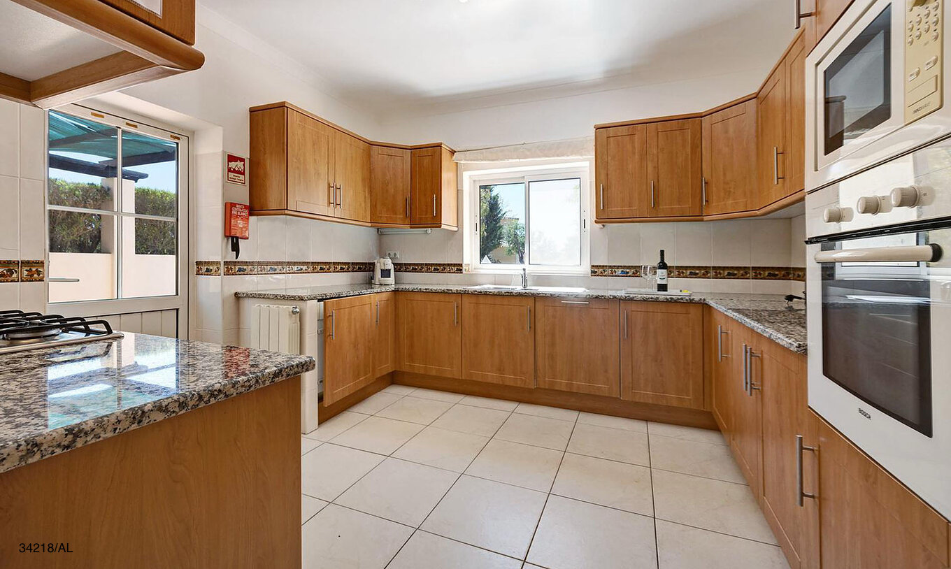 La villa Pestana Carvoeiro Golf V4 Estándar tiene una cocina equipada con gabinetes de madera y electrodomésticos