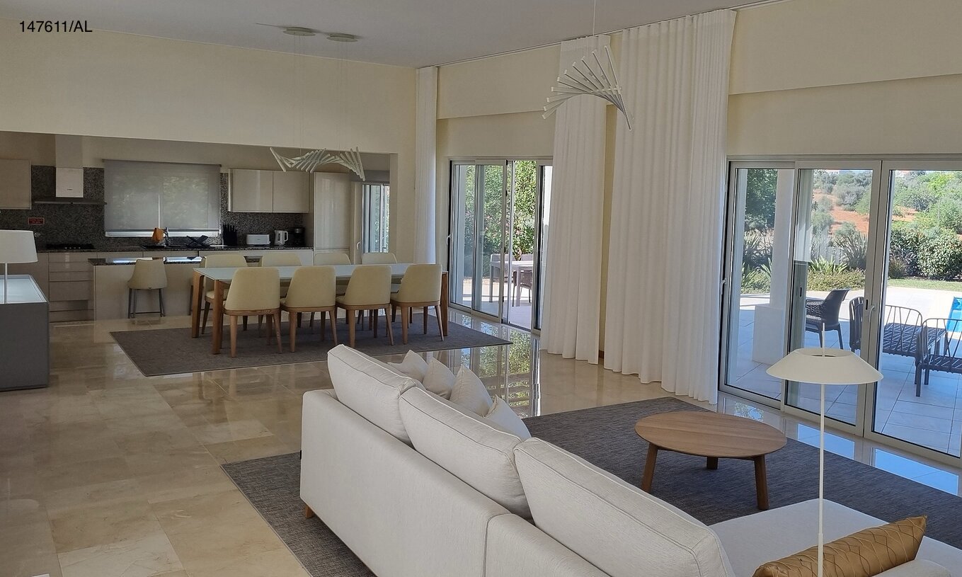 La villa Pestana Carvoeiro Golf V5 Superior tiene una sala de estar con sofá, TV y vista exterior