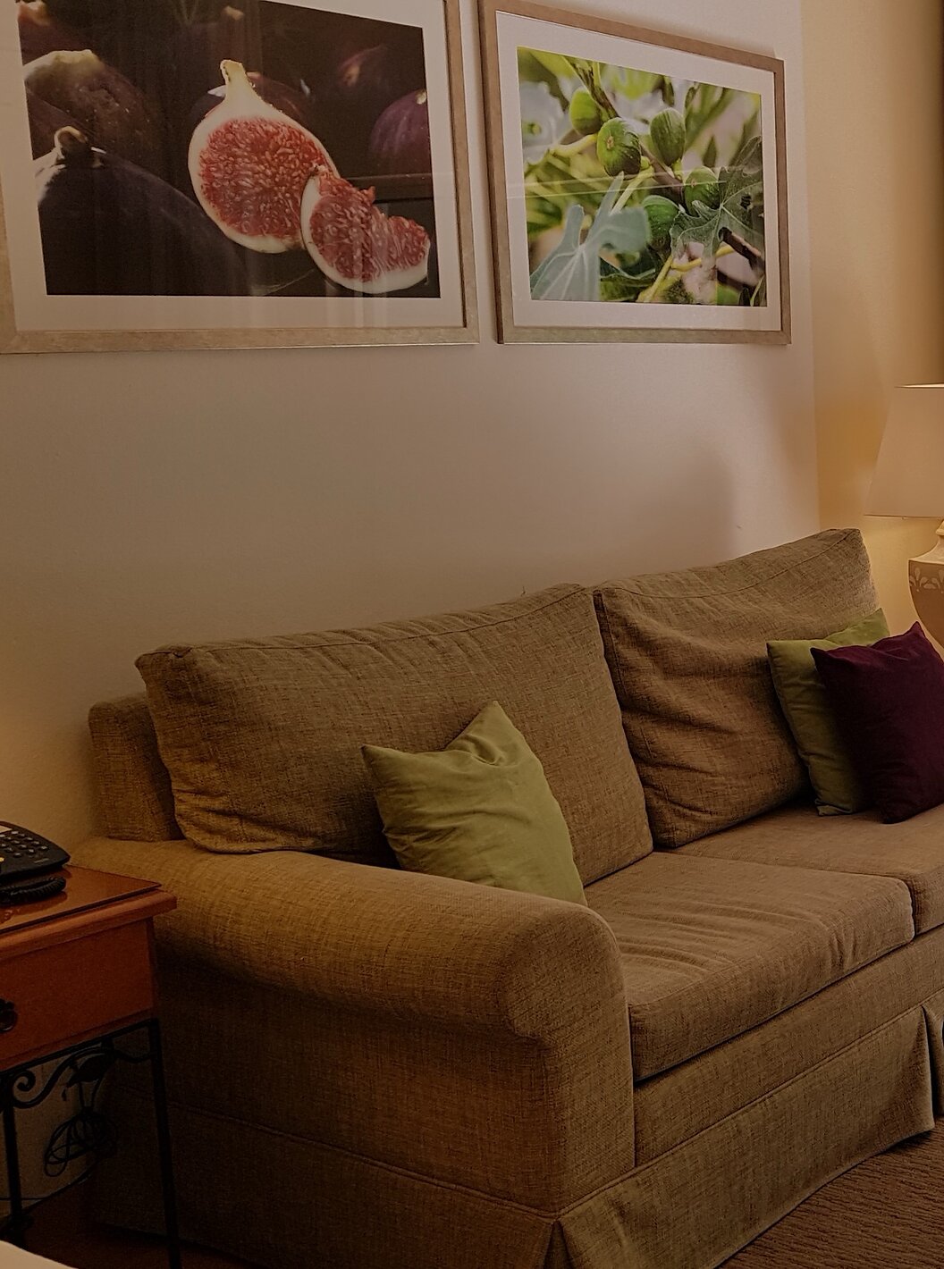 El Estudio del Pestana Palm Gardens tiene una sala de estar con sofá y una ventana que da acceso al jardín