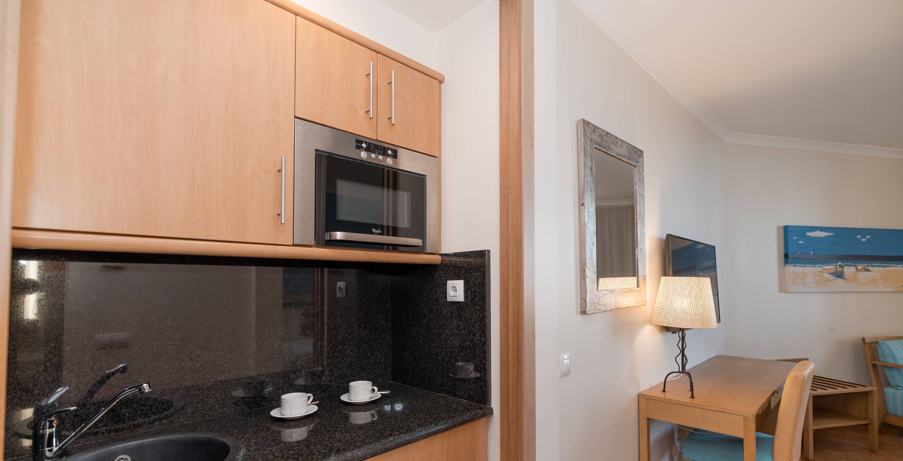 El Deluxe Vista Jardín del Pestana Viking tiene escritorio y cocina pequeña con microondas y armarios