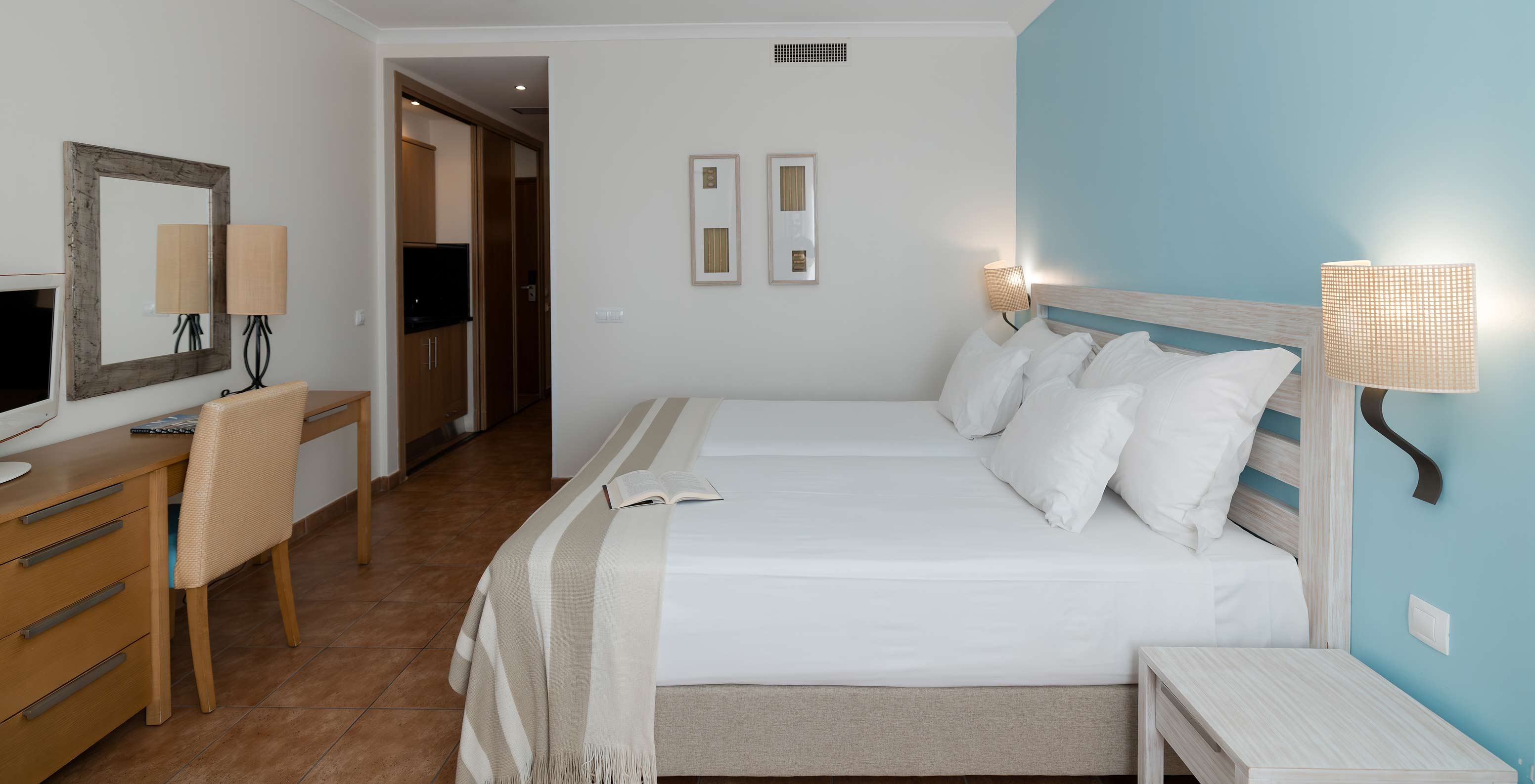 El Deluxe Vista Mar del Pestana Viking tiene dos camas, mesa de noche y escritorio con silla