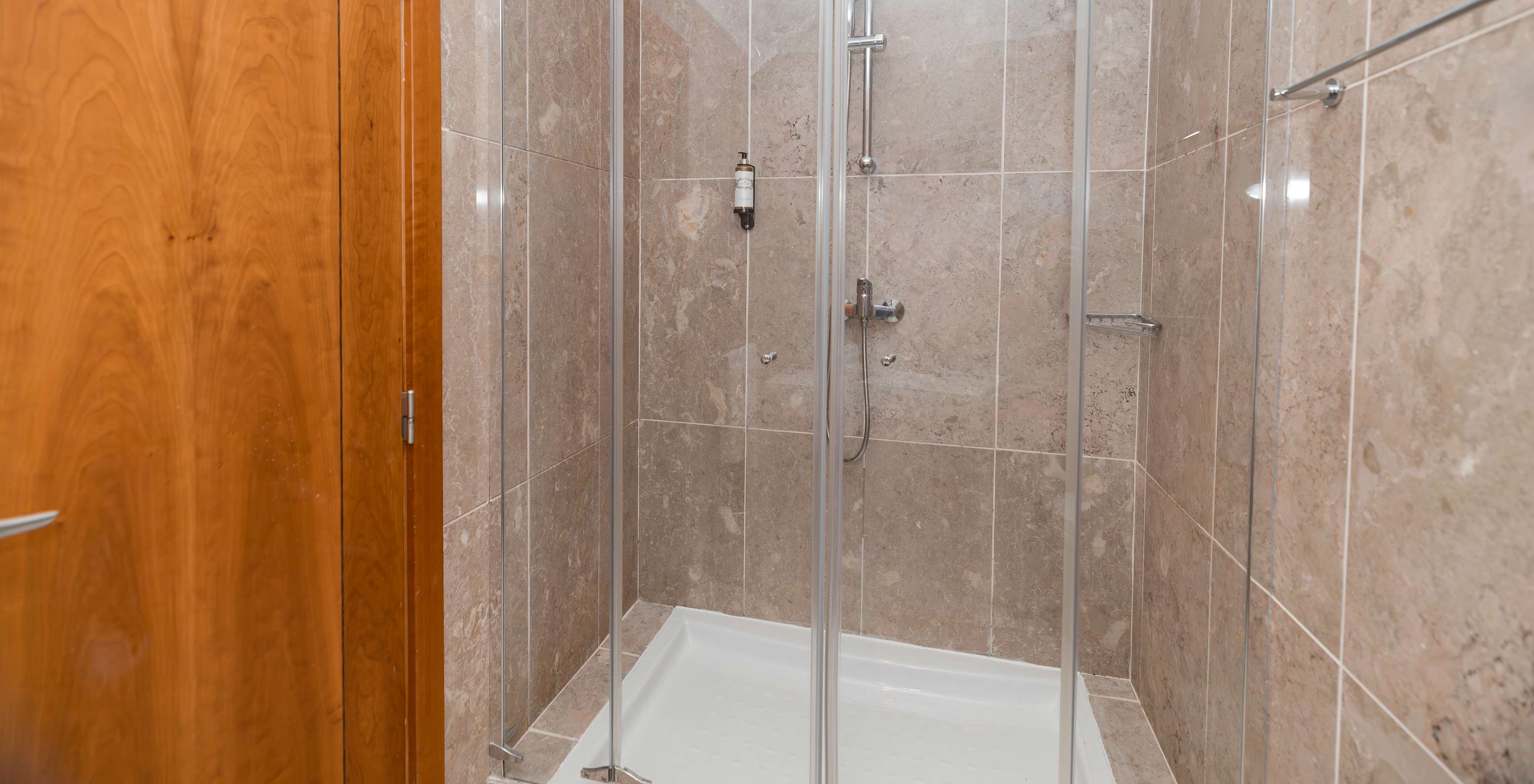 La Suite T2 del Pestana Viking tiene baño con ducha y gel de baño