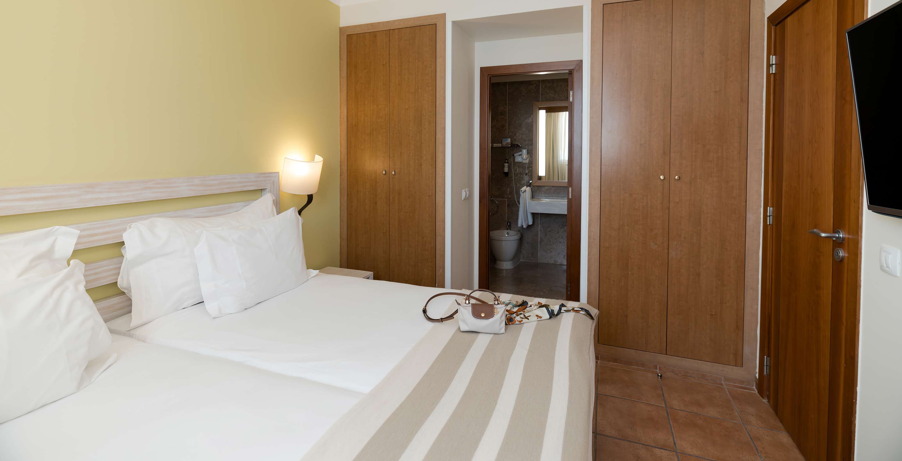 La Suite T2 del Pestana Viking tiene cuarto con dos camas, mesa de noche y baño