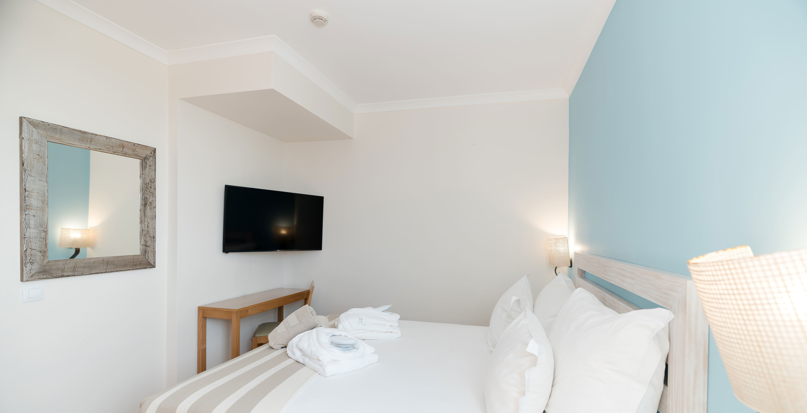 La Suite T2 del Pestana Viking tiene cuarto con cama doble, televisión y espejo
