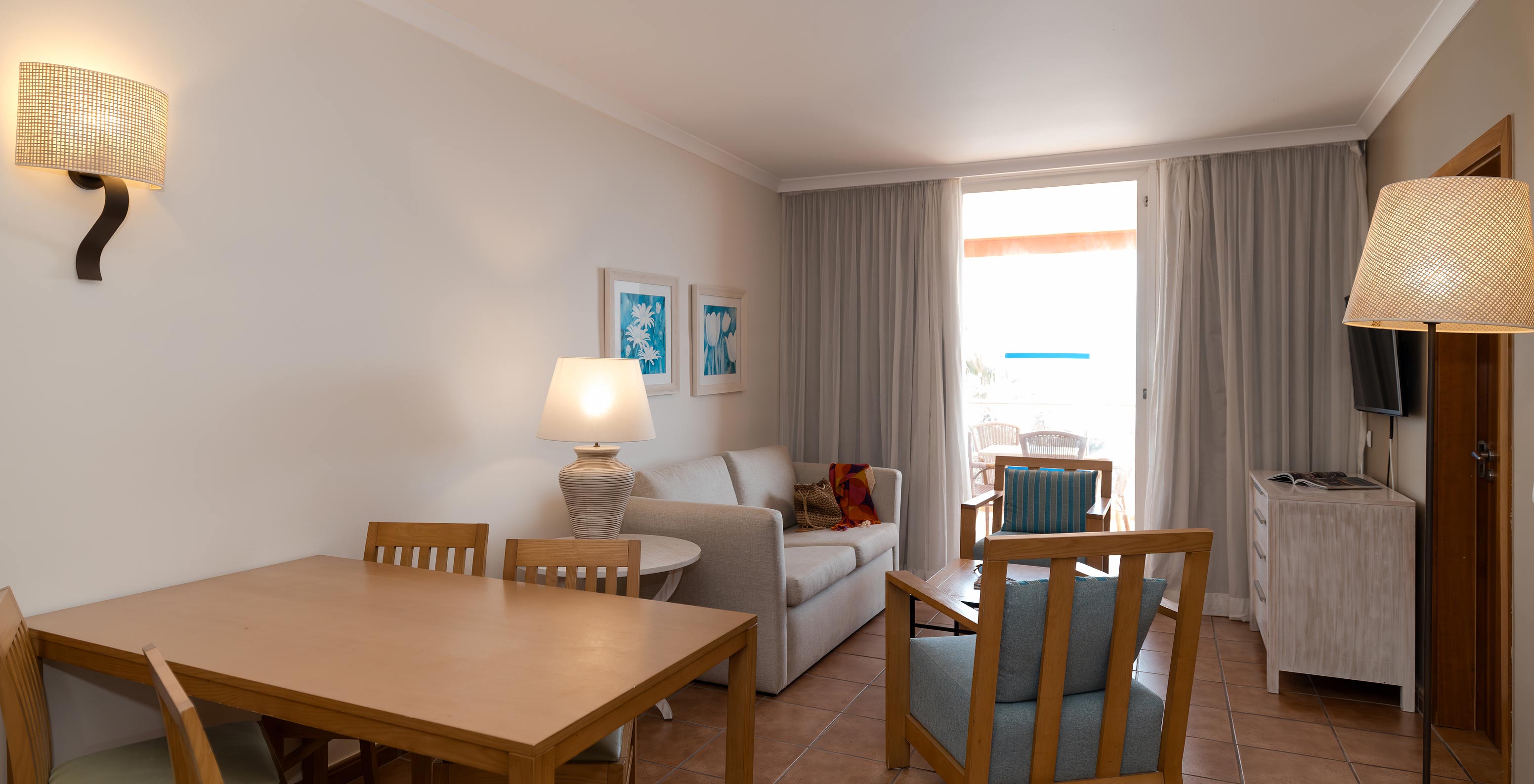 La Suite T2 del Pestana Viking tiene sala con sofá, dos sillones y ventana con acceso al balcón