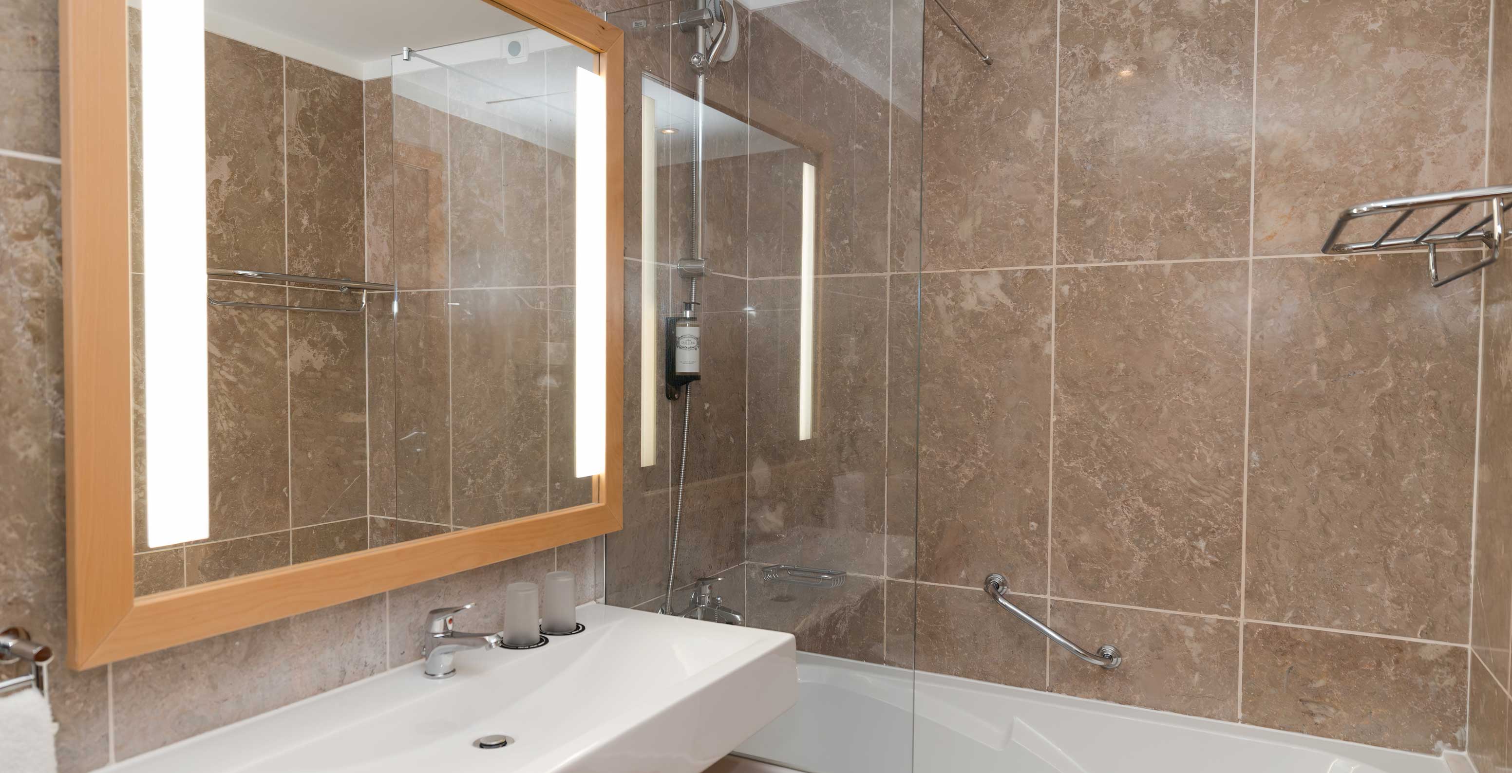 El Deluxe Vista Mar Lateral del Pestana Viking tiene baño con lavabo, espejo grande y bañera con ducha