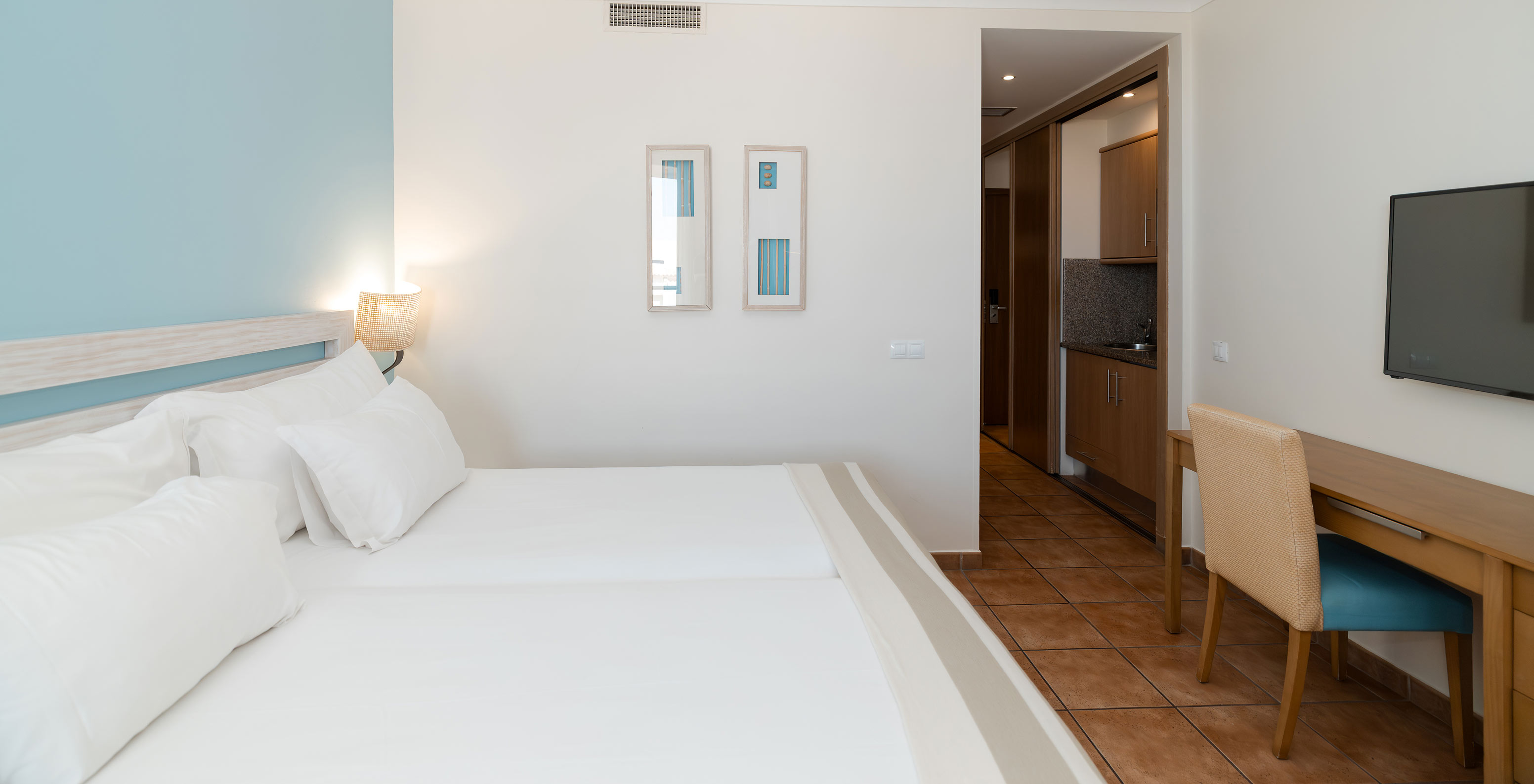 El Deluxe Vista Mar Lateral del Pestana Viking tiene dos camas, televisión y cocina pequeña
