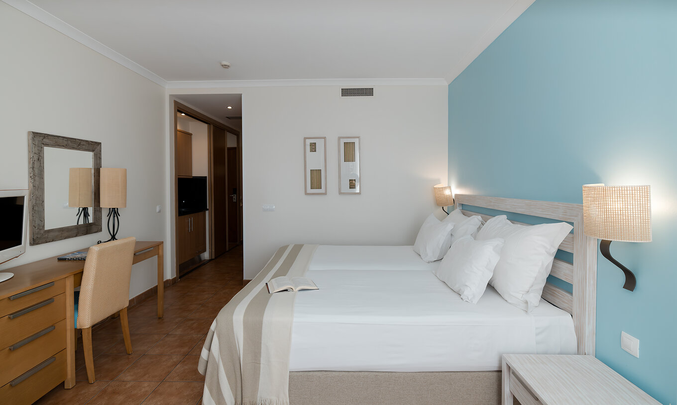 El Deluxe Vista Mar del Pestana Viking tiene dos camas, mesa de noche y escritorio con silla