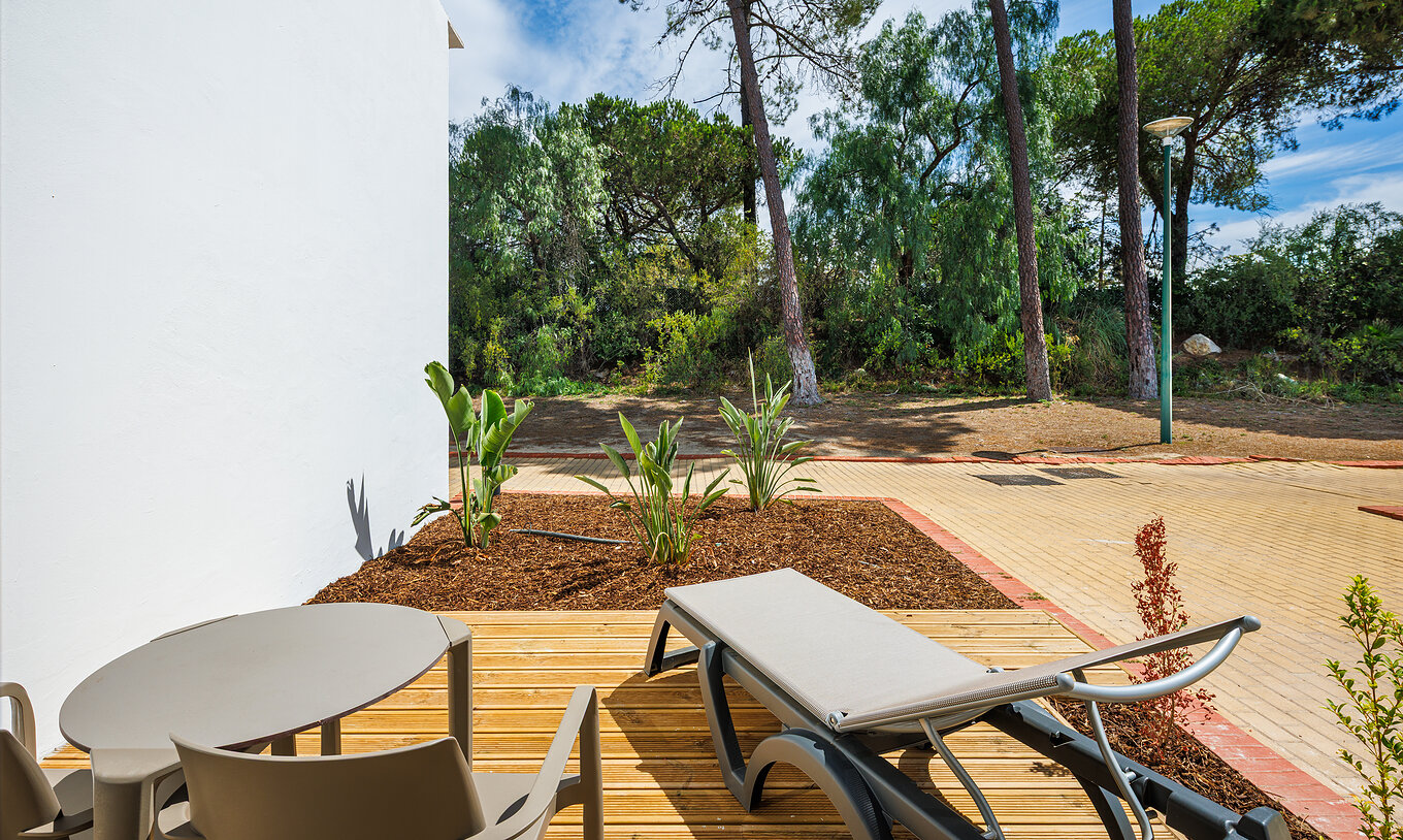 El Clásico Vista Jardín en Pestana Vila Sol - Vilamoura tiene balcón con tumbona y vista a la naturaleza