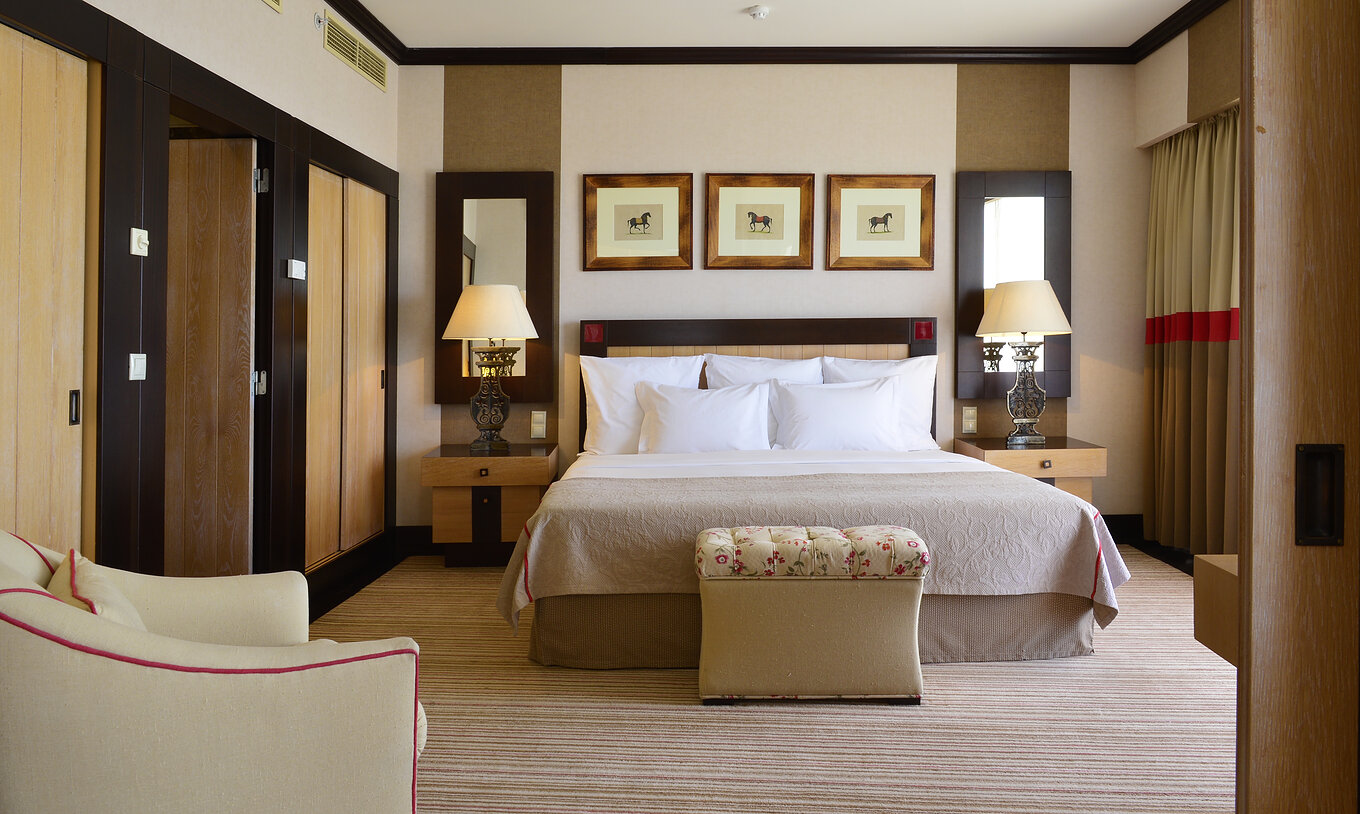 La Suite Presidencial del Pestana Vila Sol - Vilamoura tiene un dormitorio con cama y dos mesas de cabeceira con espejo