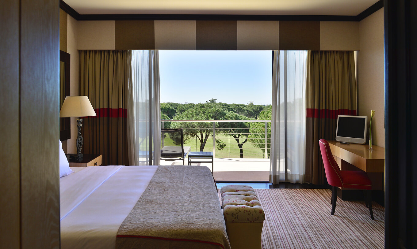 La Suite Presidencial del Pestana Vila Sol - Vilamoura tiene una cama, escritorio y un balcón con vista al jardín