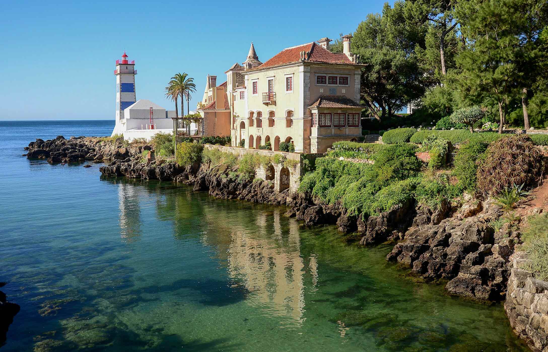 El Faro Museo Santa Marta, en Cascais, destaca por sus vistas costeras y su historia marítima local
