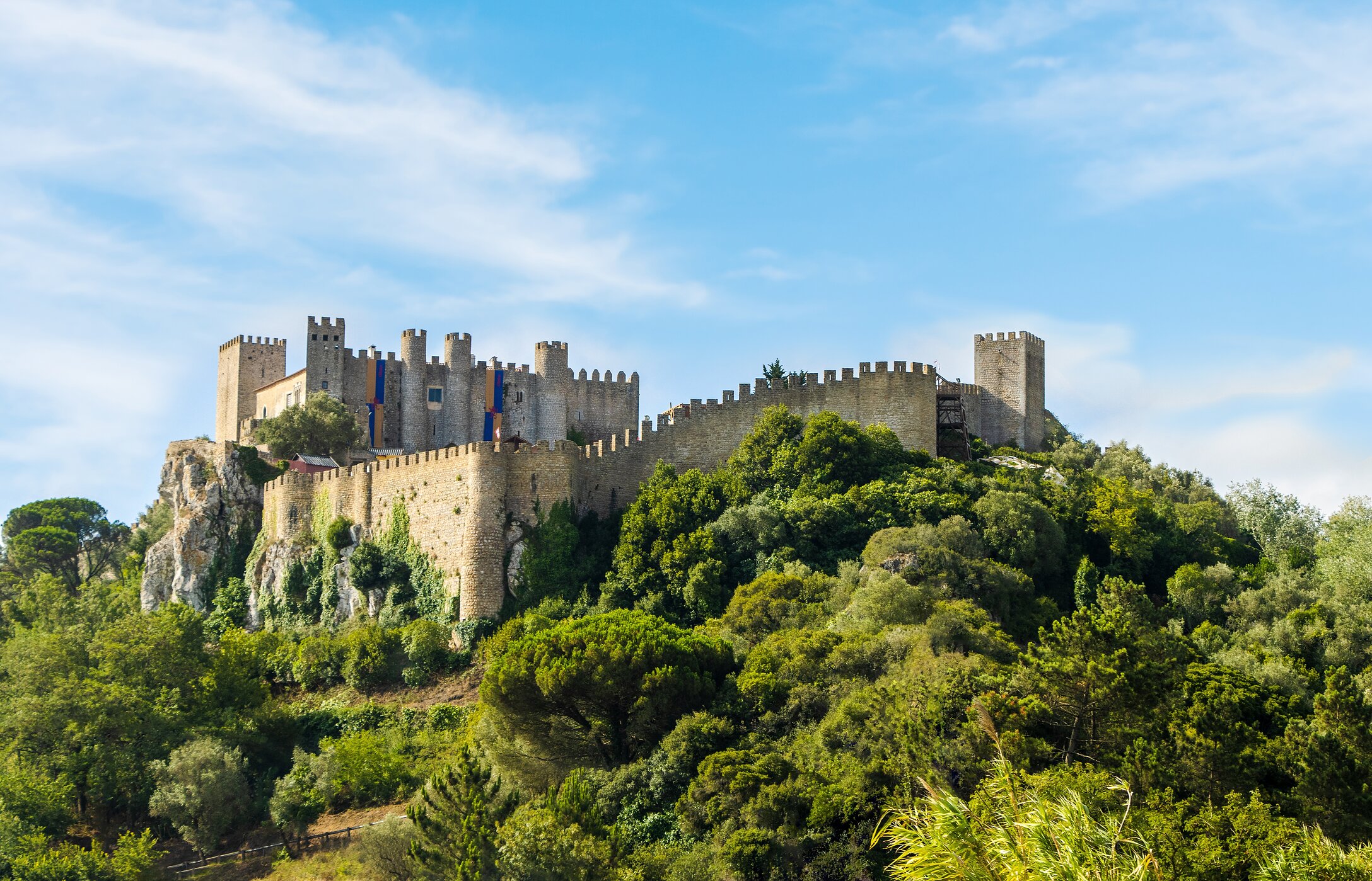 El Castillo de Óbidos, con sus murallas imponentes, guarda historias medievales y ofrece vistas deslumbrantes del pueblo