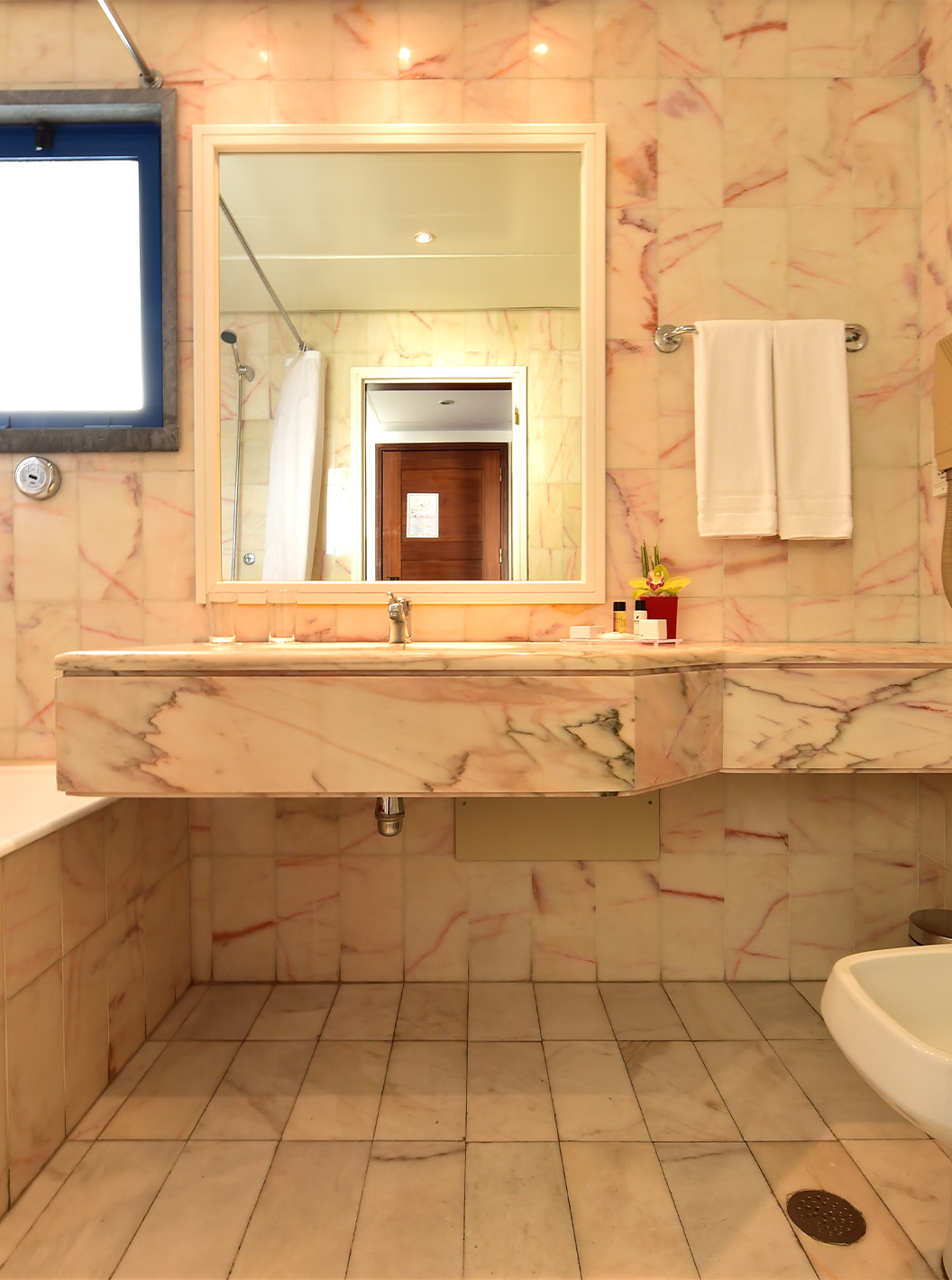La Habitación Deluxe del Pestana Cascais cuenta con dos camas individuales, mesa de noche con lámpara y un cuadro en la pared