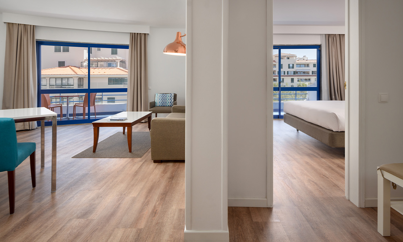 La Suite Deluxe Vista Mar del Pestana Cascais cuenta con sala de estar, sofá, mesa de centro y balcón
