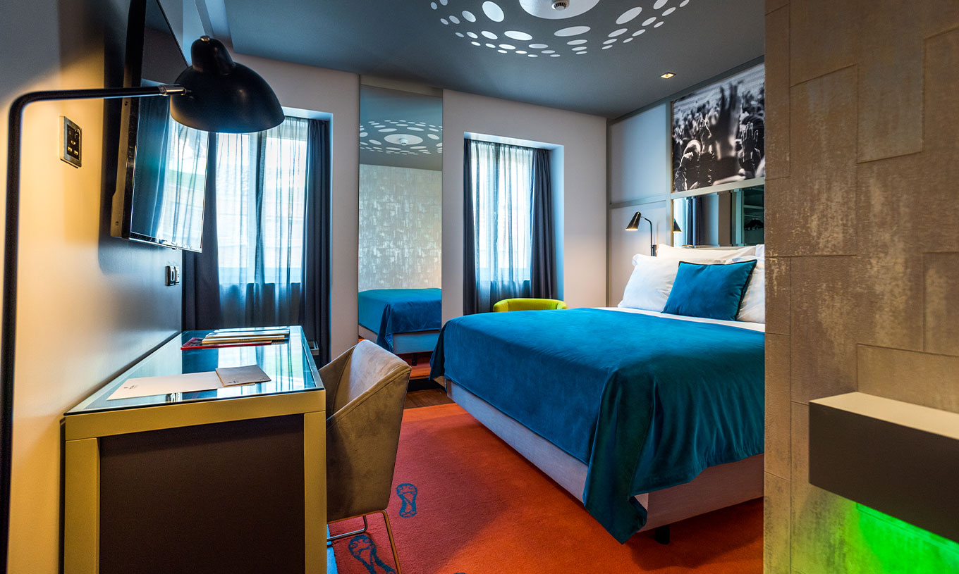 El Cuarto CR7 del Pestana CR7 Lisboa tiene una cama doble, un espejo y un escritorio