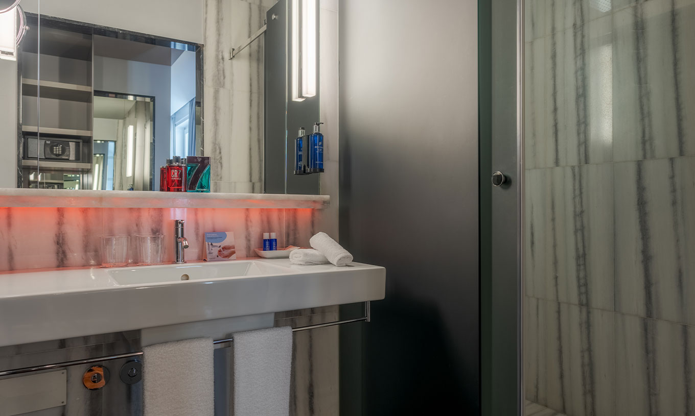 El CR7 Superior Rooftop del Pestana CR7 Lisboa tiene un baño con espejo, lavabo y ducha