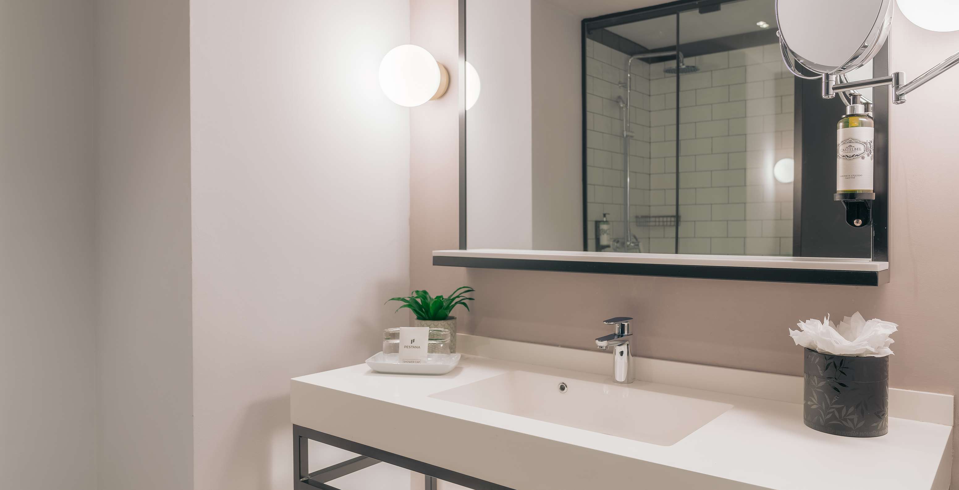 El Double Classic del Pestana Lisboa Vintage tiene un baño con lavabo con dos espejos y dos luces laterales